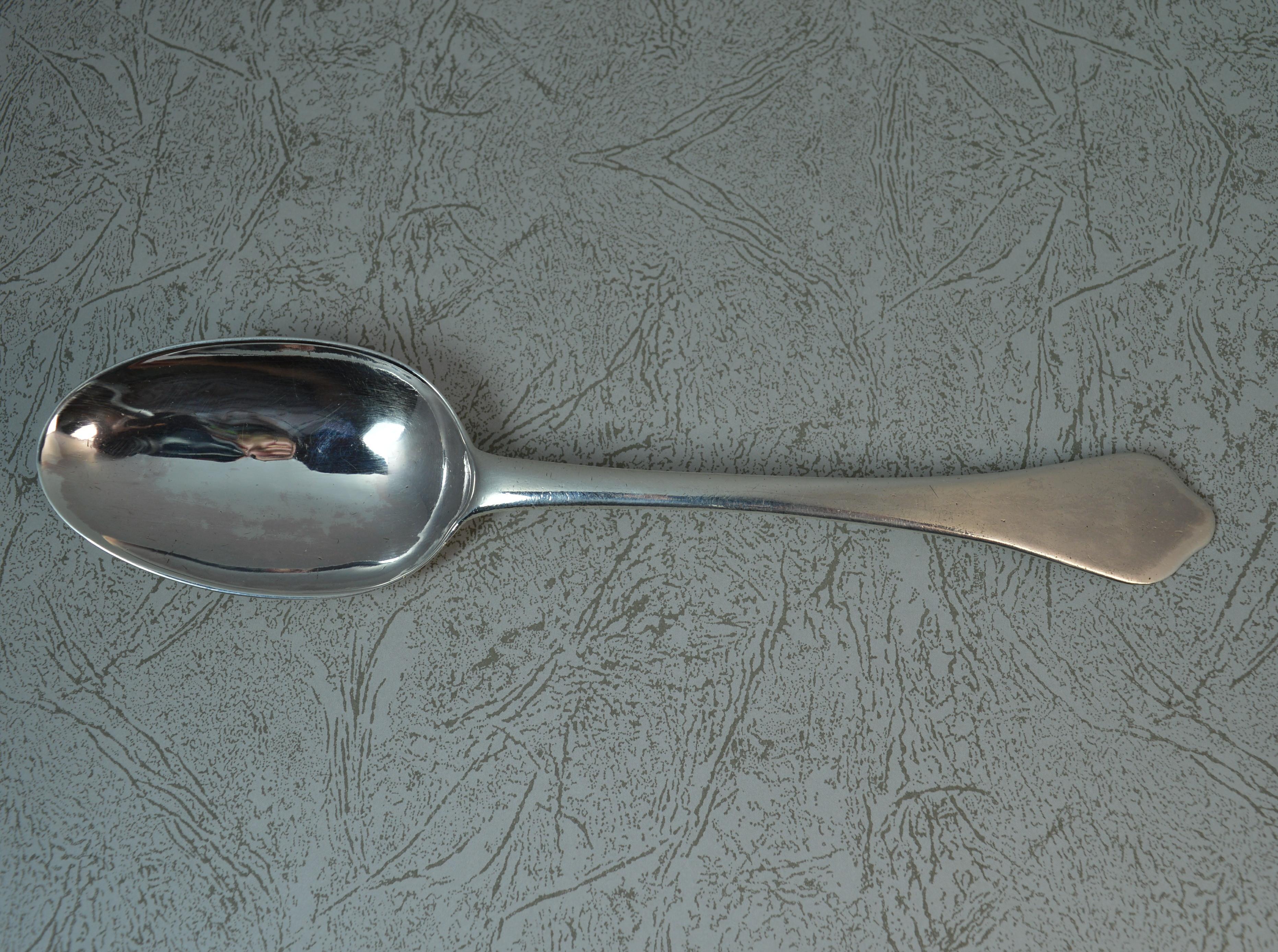 1700 English Silver Rat Tail Trefid Table Spoon For Sale 2
