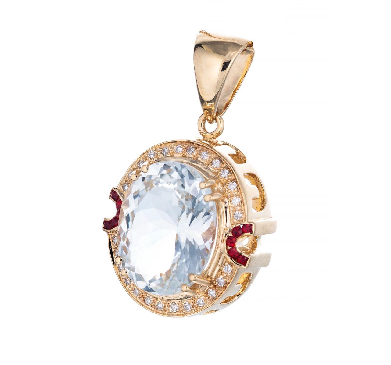 Grande Topazio ovale prezioso marrone dorato da 17,00ct incastonato in un pendente personalizzato con diamanti a taglio pieno e rubini rosso vivo. Catena non inclusa. 

1 Topazio prezioso ovale di 17,5 x 13,5 mm, peso totale 17,00cts circa
26