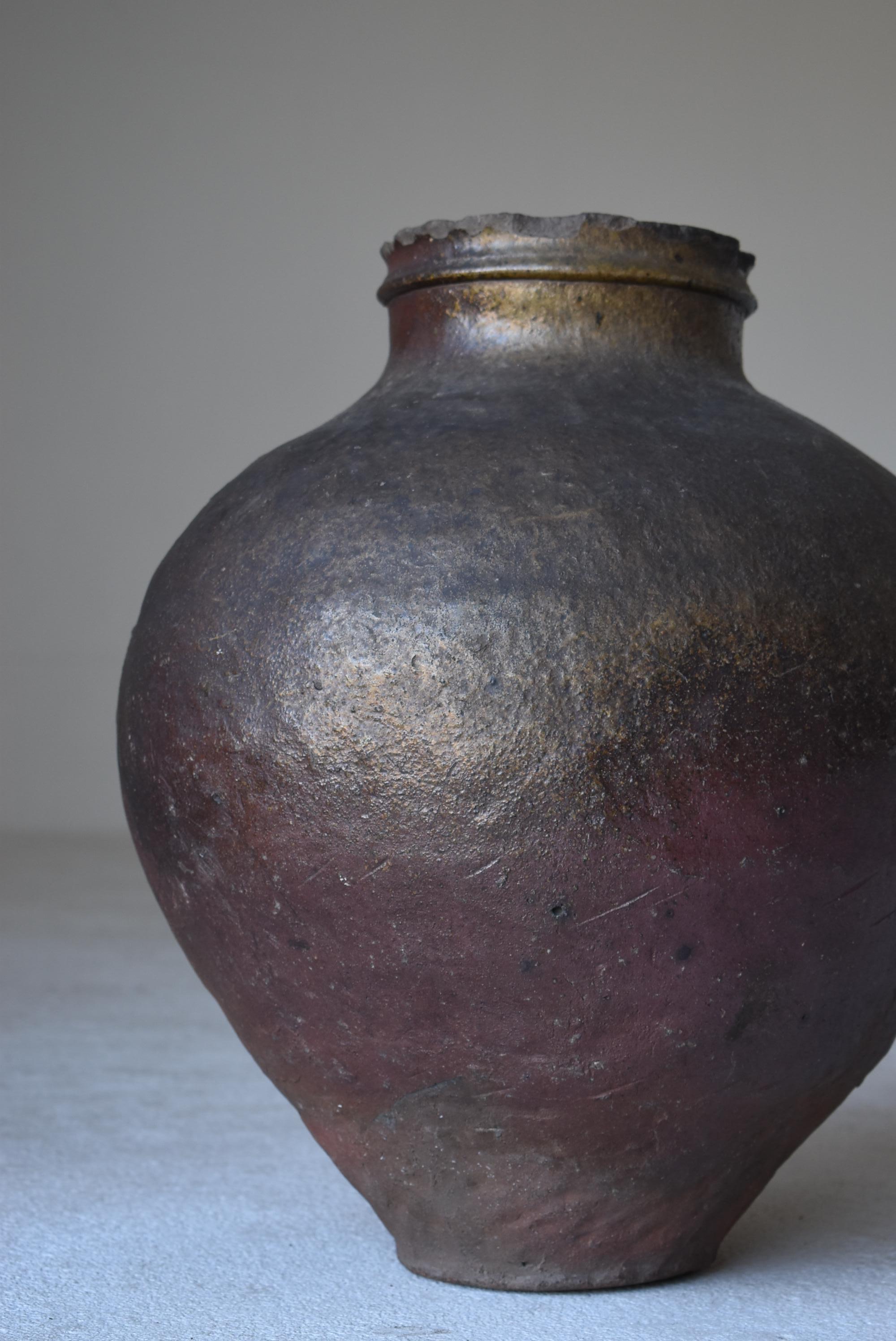 It is a jar baked in Japan's TOKONAME (Aichi Prefecture).
The era seems to be the Edo period (1700s-1850s).

In Japan, this jar was used to carry water.

It's done its job, but it's enough to put it aside and look at it.
Please enjoy the world of