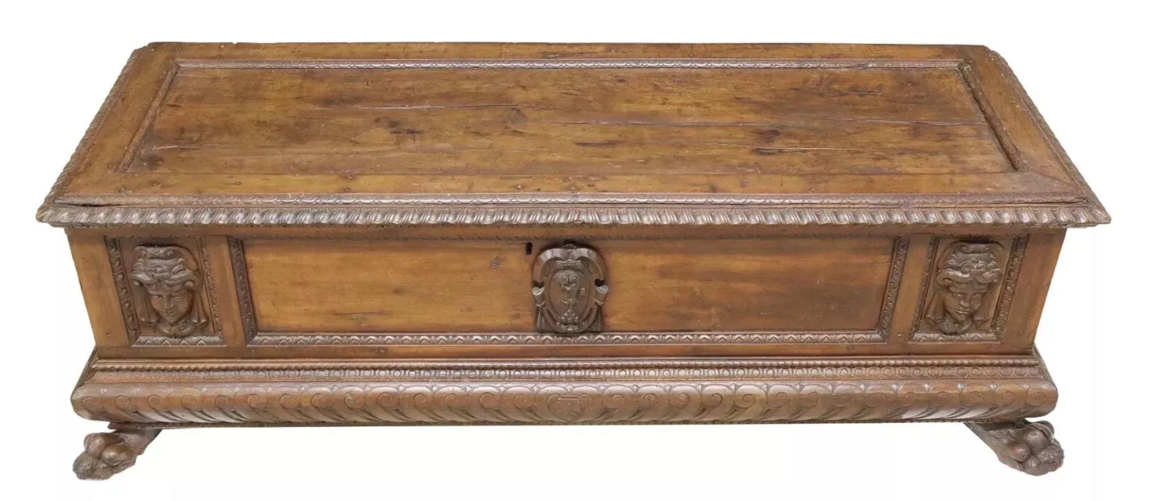 Rinascimento 1700, 18° C. Antico grande, stile rinascimentale italiano, intagliato, cassone in noce in vendita