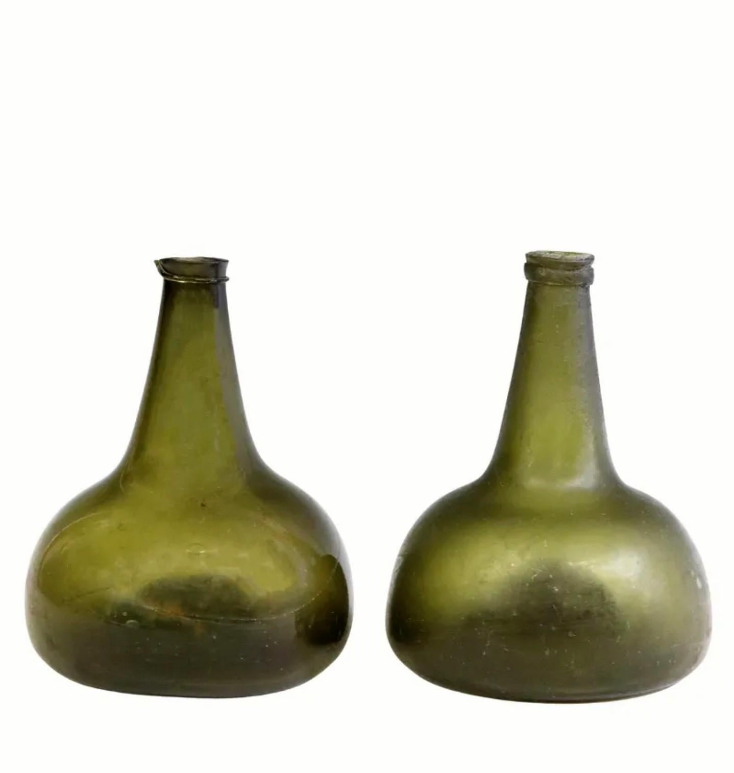 Paire de rares bouteilles à vin en verre à olive de forme oignon Kattekop d'Europe du Nord, datant de près de 250 ans, vers 1775.

Soufflé à la main dans la seconde moitié du XVIIIe siècle, très probablement aux Pays-Bas, en verre vert olive, avec
