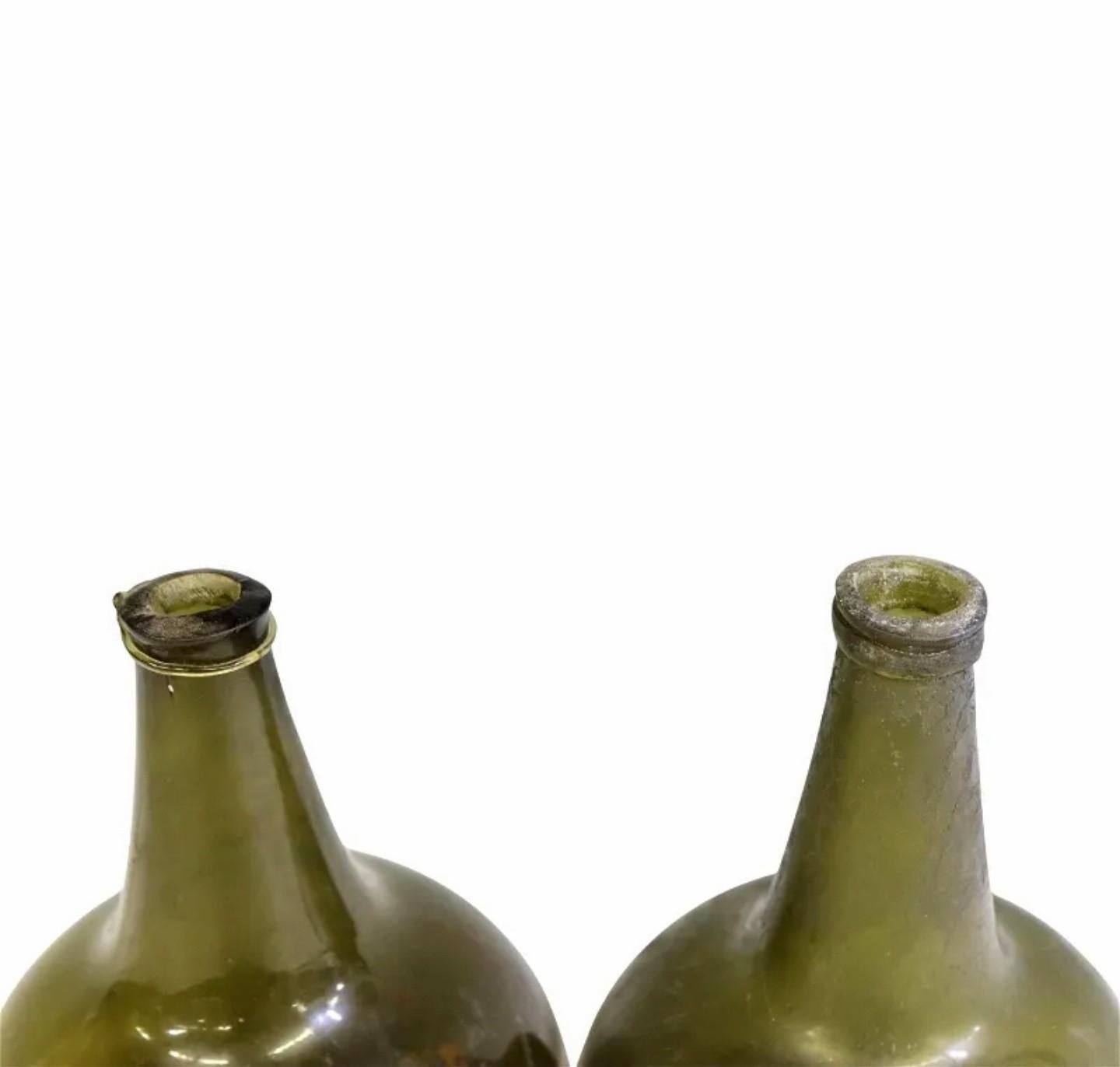 Baroque Paire de bouteilles à vin en verre d'olive soufflé hollandais Kattekop en forme d'oignon des années 1700 