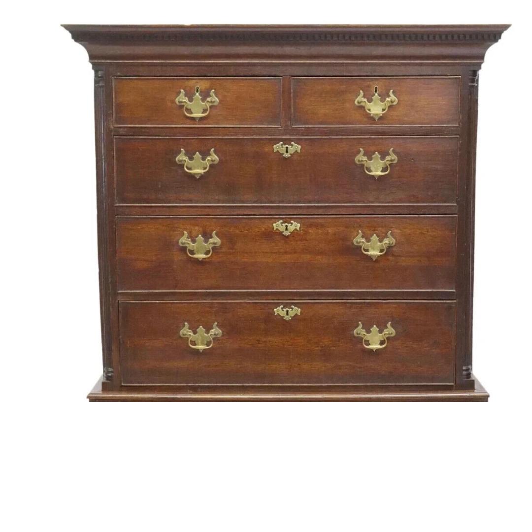 Ancienne commode anglaise des années 1700, période géorgienne, chêne, Cornice, 8 tiroirs Bon état - En vente à Austin, TX