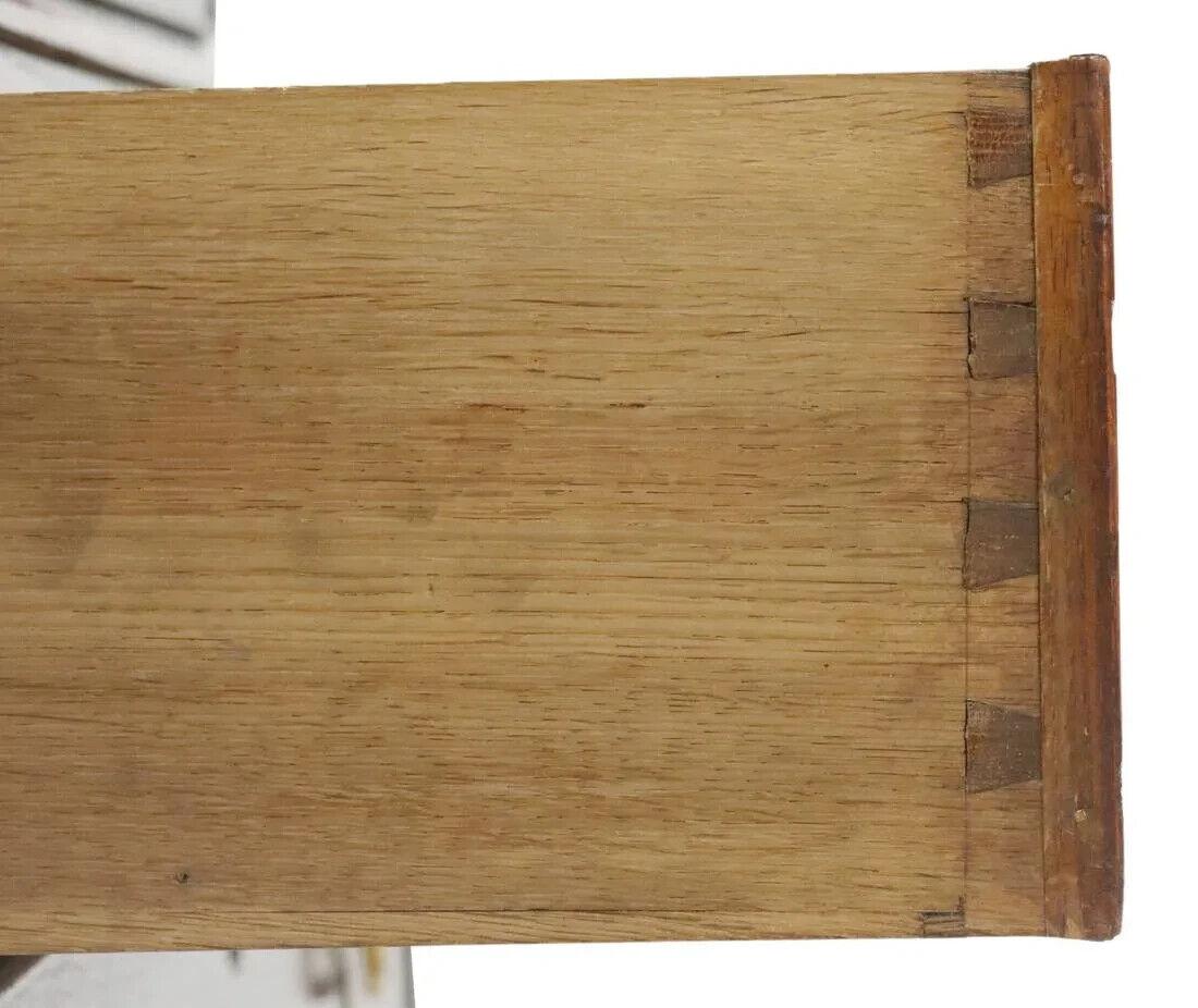 Georgien Ancienne commode anglaise des années 1700, période géorgienne, chêne, Cornice, 8 tiroirs en vente