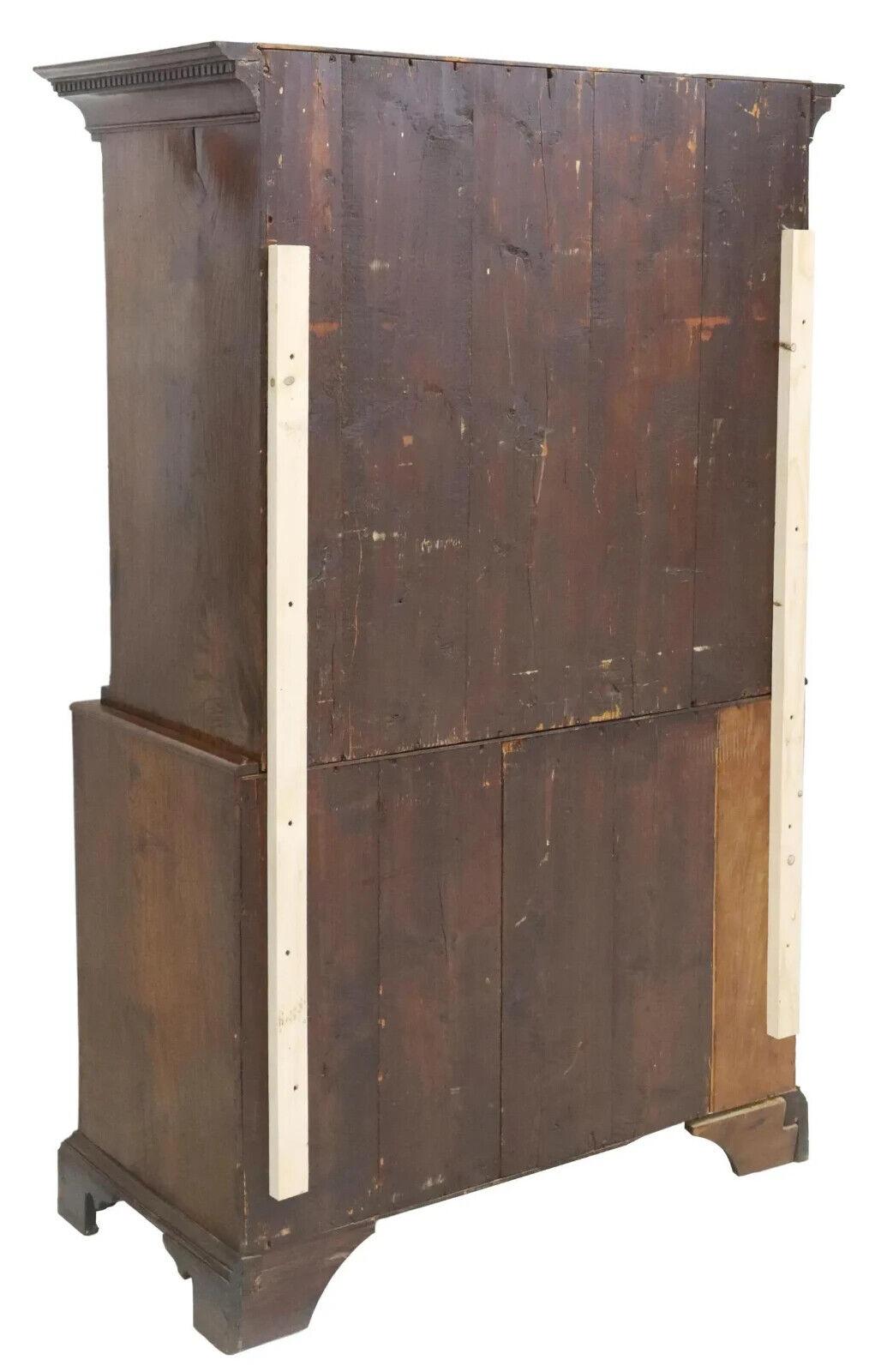 Britannique Ancienne commode anglaise des années 1700, période géorgienne, chêne, Cornice, 8 tiroirs en vente