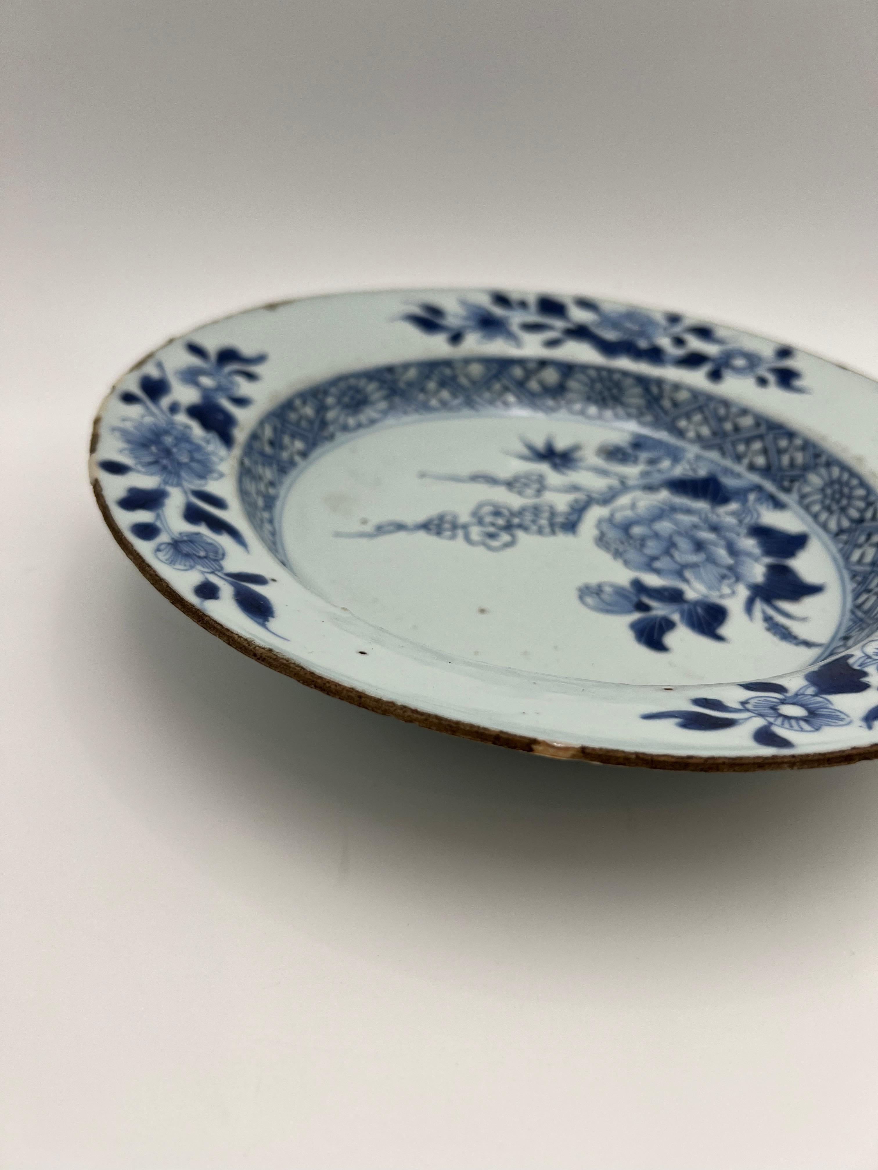 Plato de porcelana china azul y blanca del siglo XVIII en venta 5