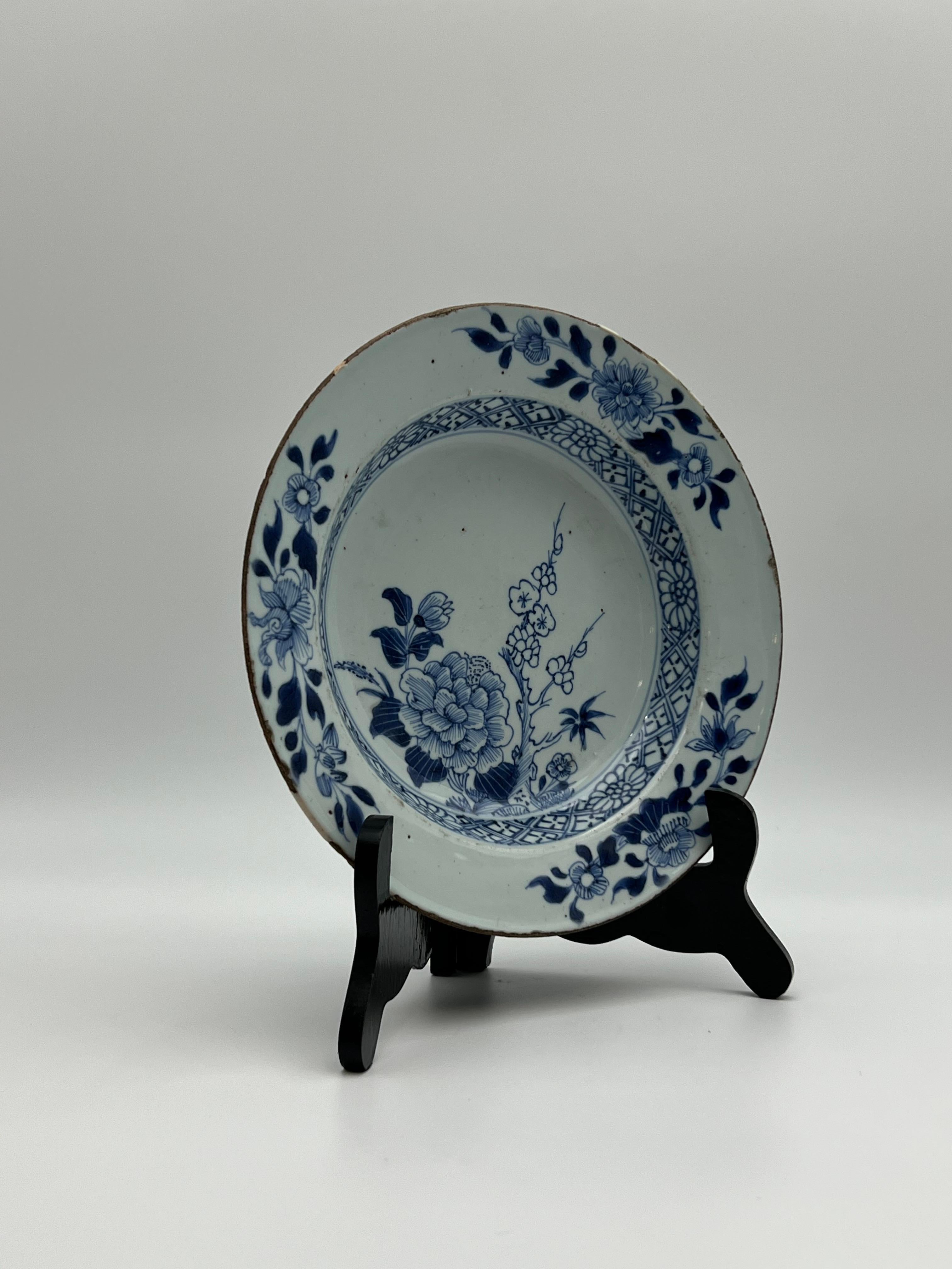 Hand-Crafted 1700s Chinese Blue and White Porcelain Plate For Sale