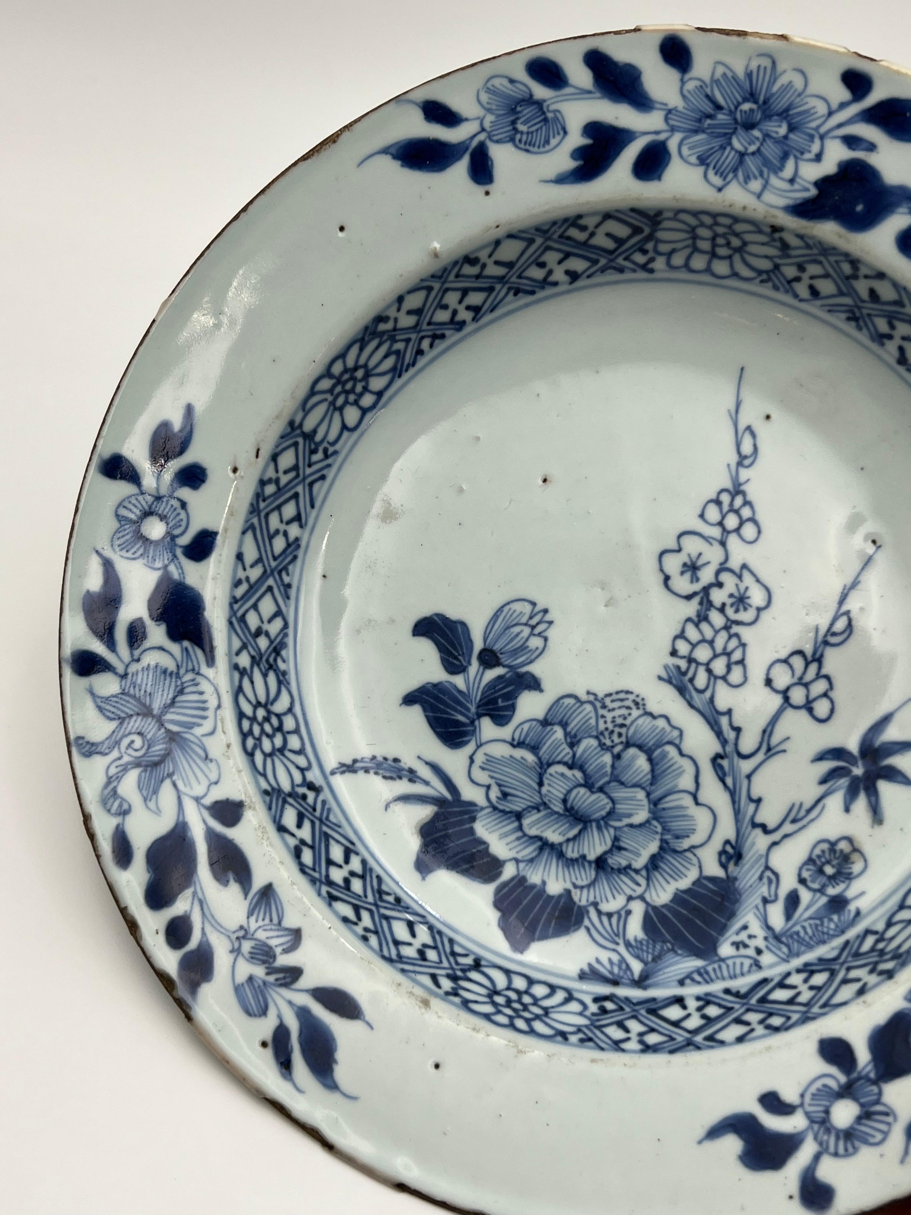 1700s Chinese Blue and White Porcelain Plate For Sale 3