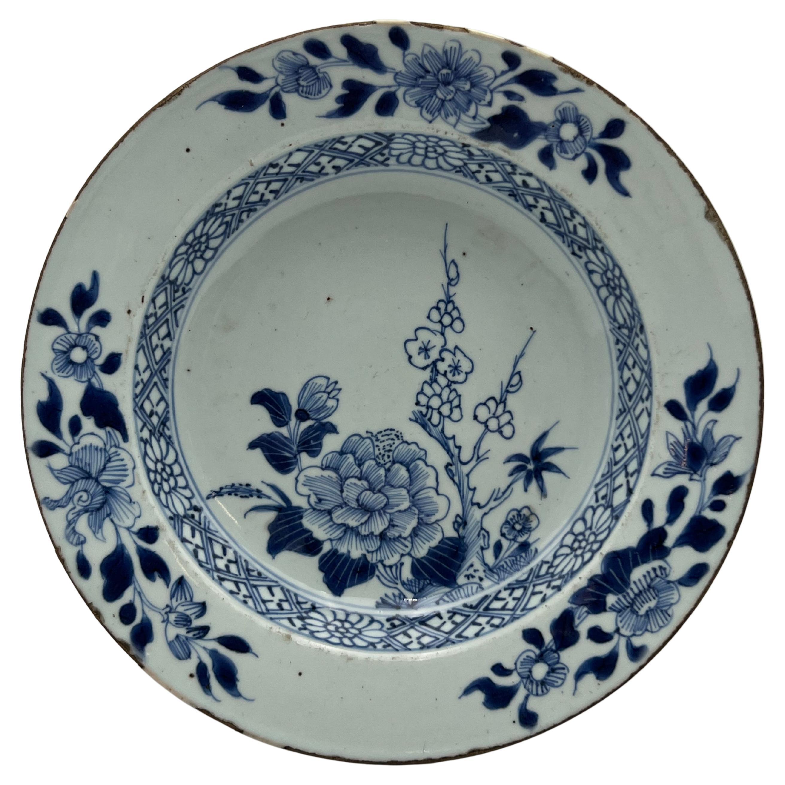 Plato de porcelana china azul y blanca del siglo XVIII