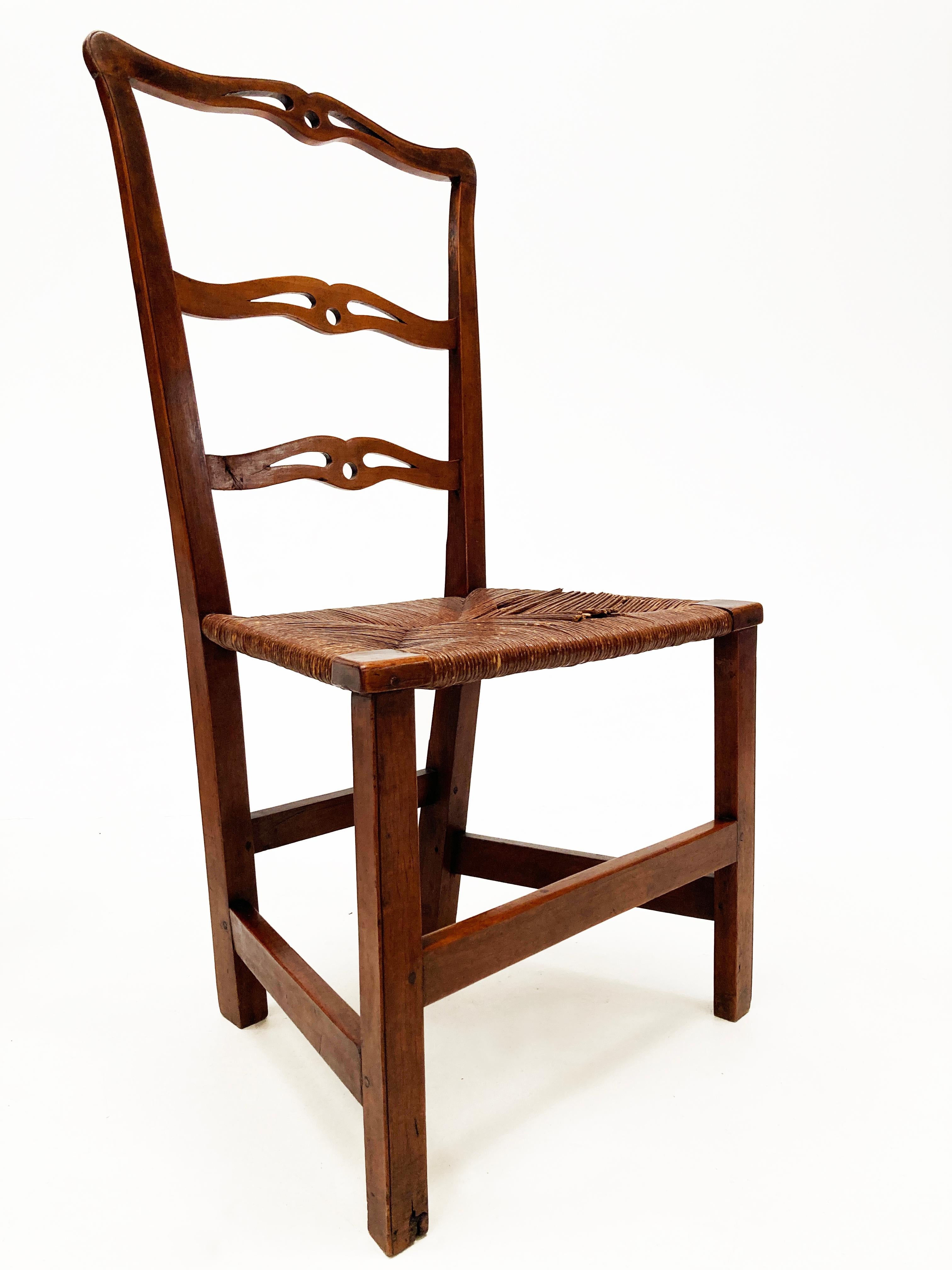 Paire de chaises d'appoint en érable à dossier rubané et échelle de style Chippendale des années 1700 Bon état - En vente à Louisville, KY