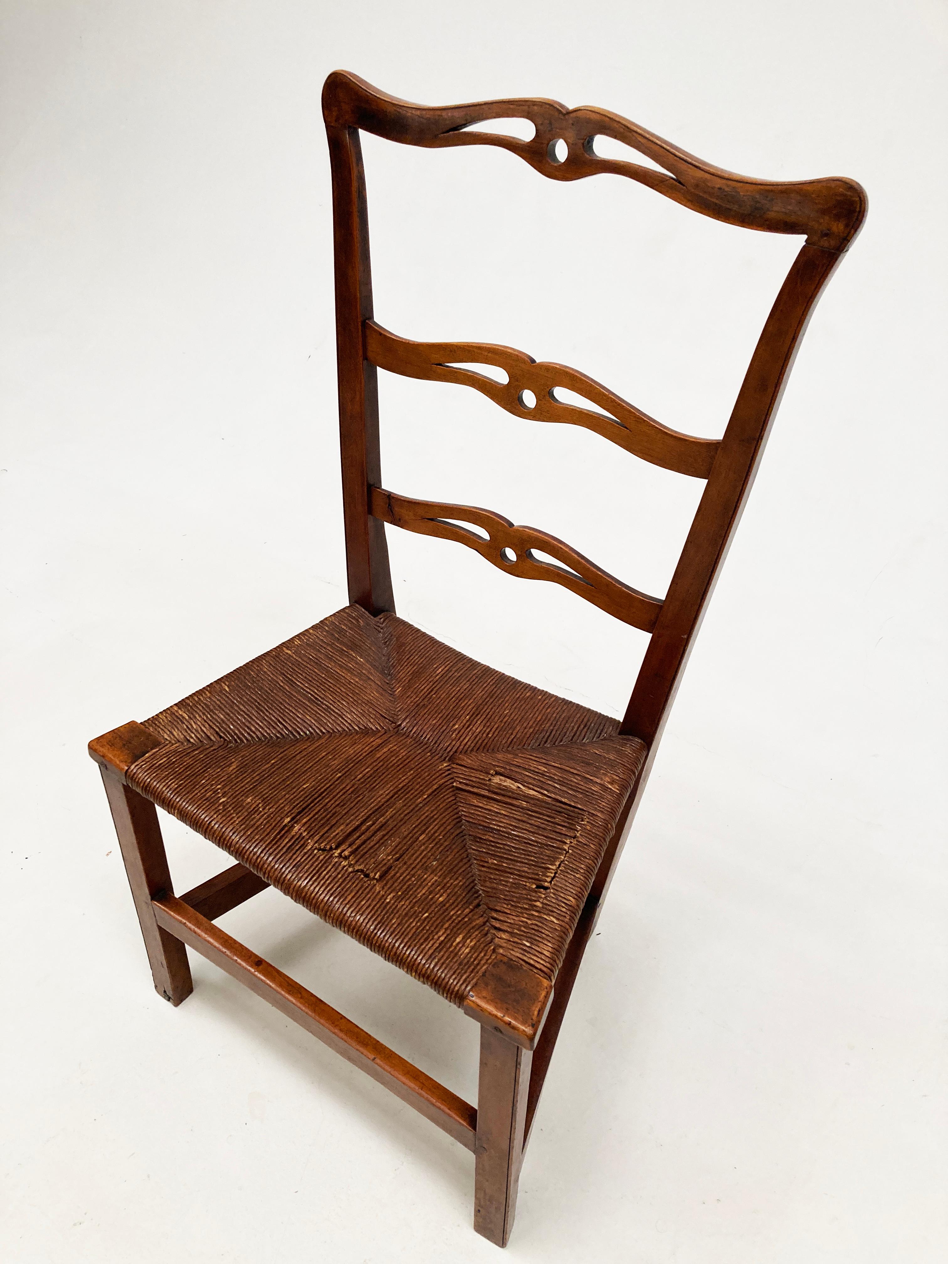 Sculpté à la main Paire de chaises d'appoint en érable à dossier rubané et échelle de style Chippendale des années 1700 en vente