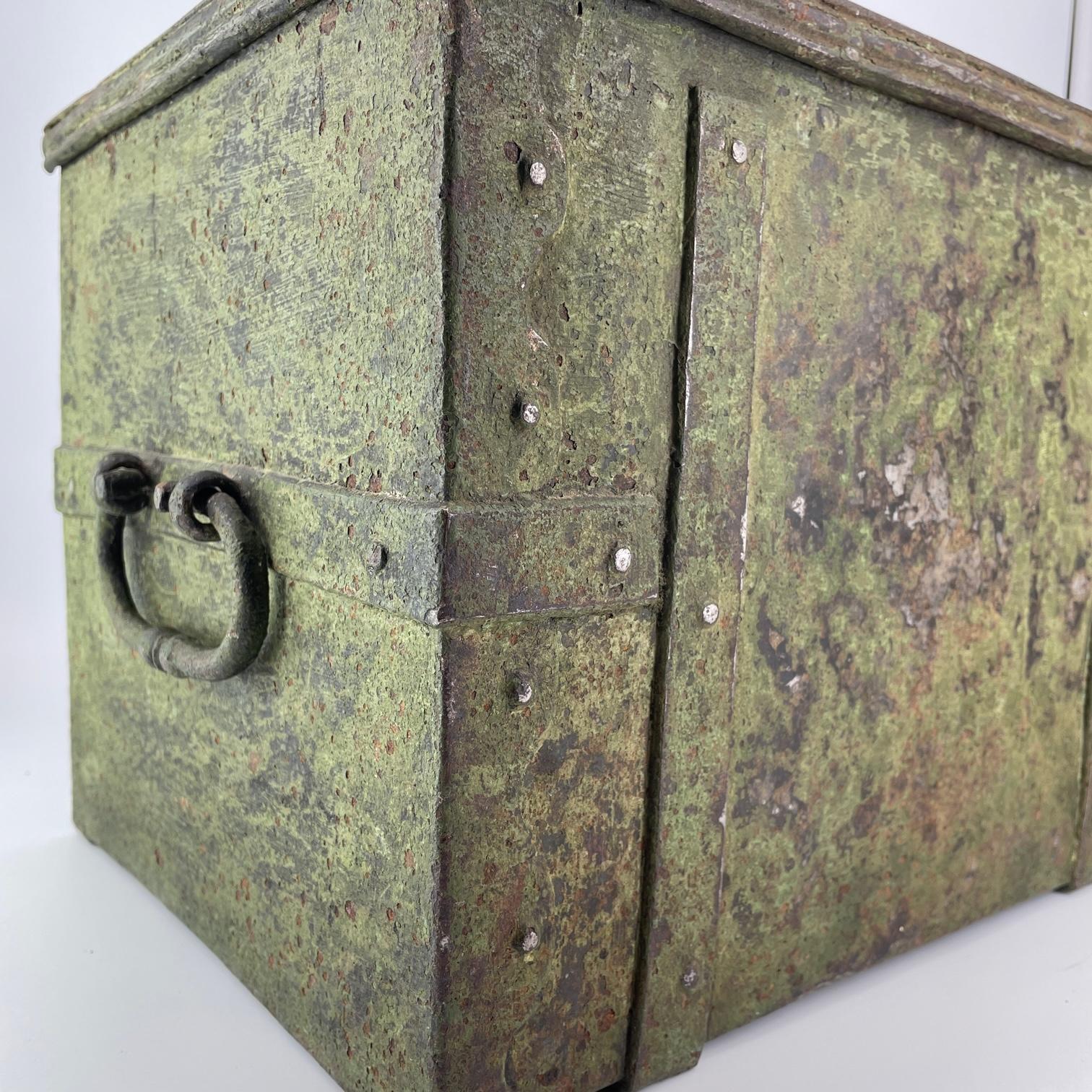 1700er Koloniale handgeschmiedete Tresorbox Verdigris Grün Schmuck Tisch Truhe Safe im Angebot 3