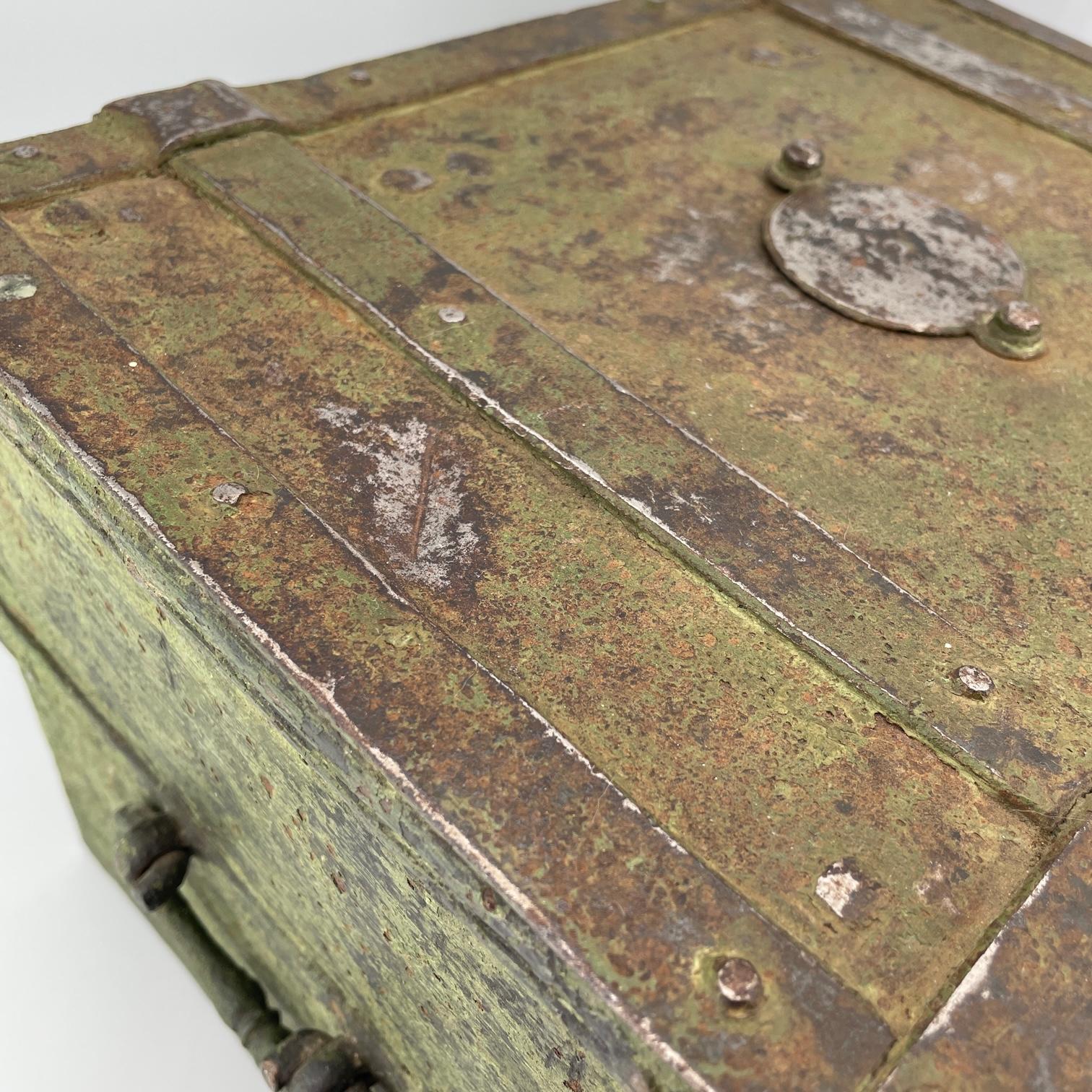 1700er Koloniale handgeschmiedete Tresorbox Verdigris Grün Schmuck Tisch Truhe Safe im Angebot 4