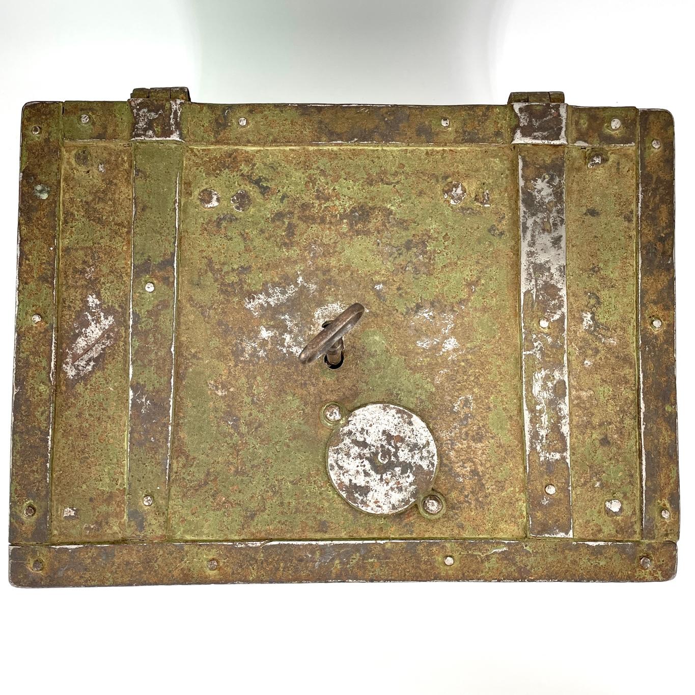 Colonial américain 1700s Coloni Hand-Forged Strongbox Verdigris Green Jewelry Table Chest Safe (coffre à bijoux de table forgé à la main) en vente