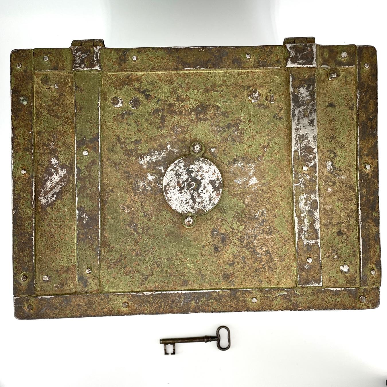 Américain 1700s Coloni Hand-Forged Strongbox Verdigris Green Jewelry Table Chest Safe (coffre à bijoux de table forgé à la main) en vente
