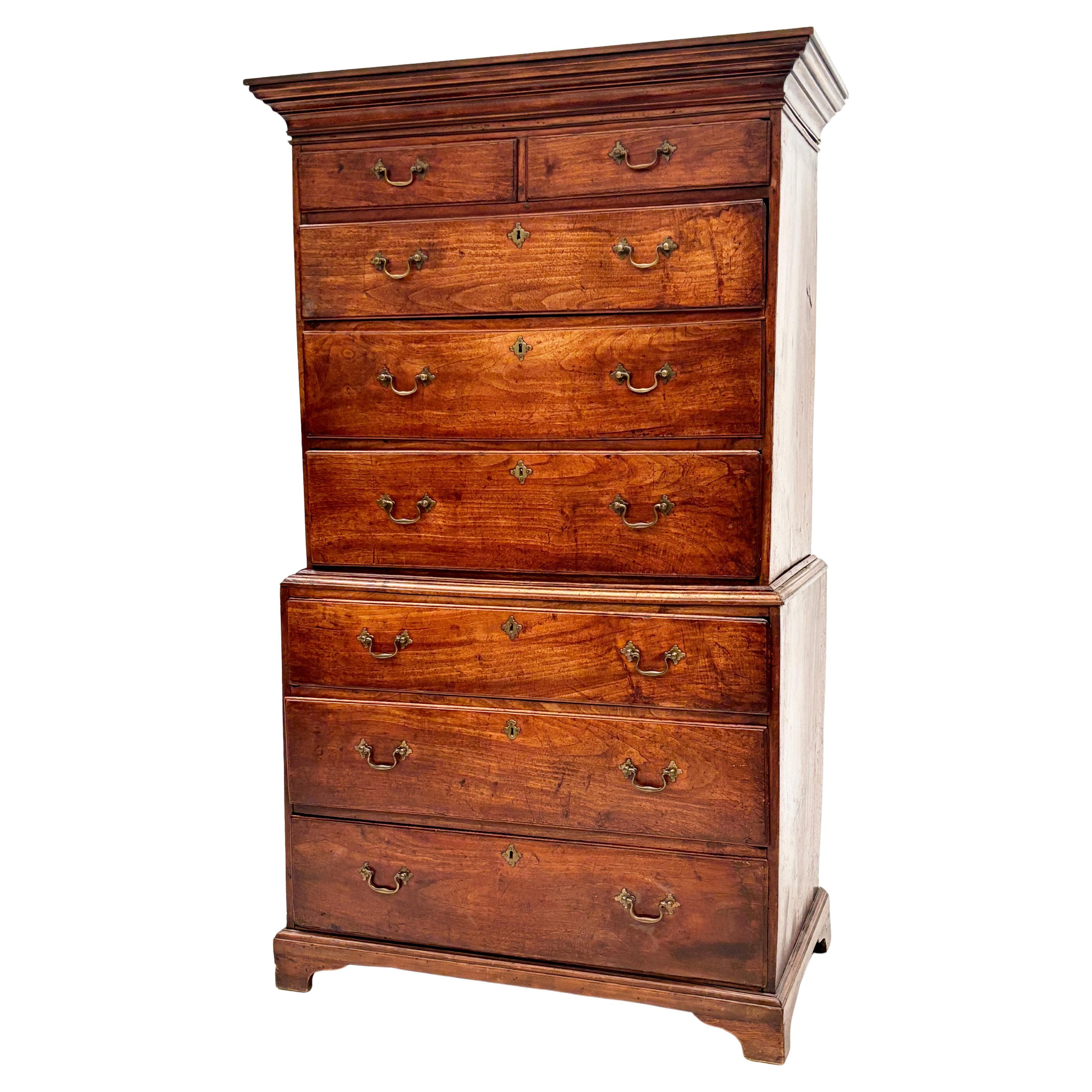 Commode en noyer George II anglaise des années 1700 (2 pièces)