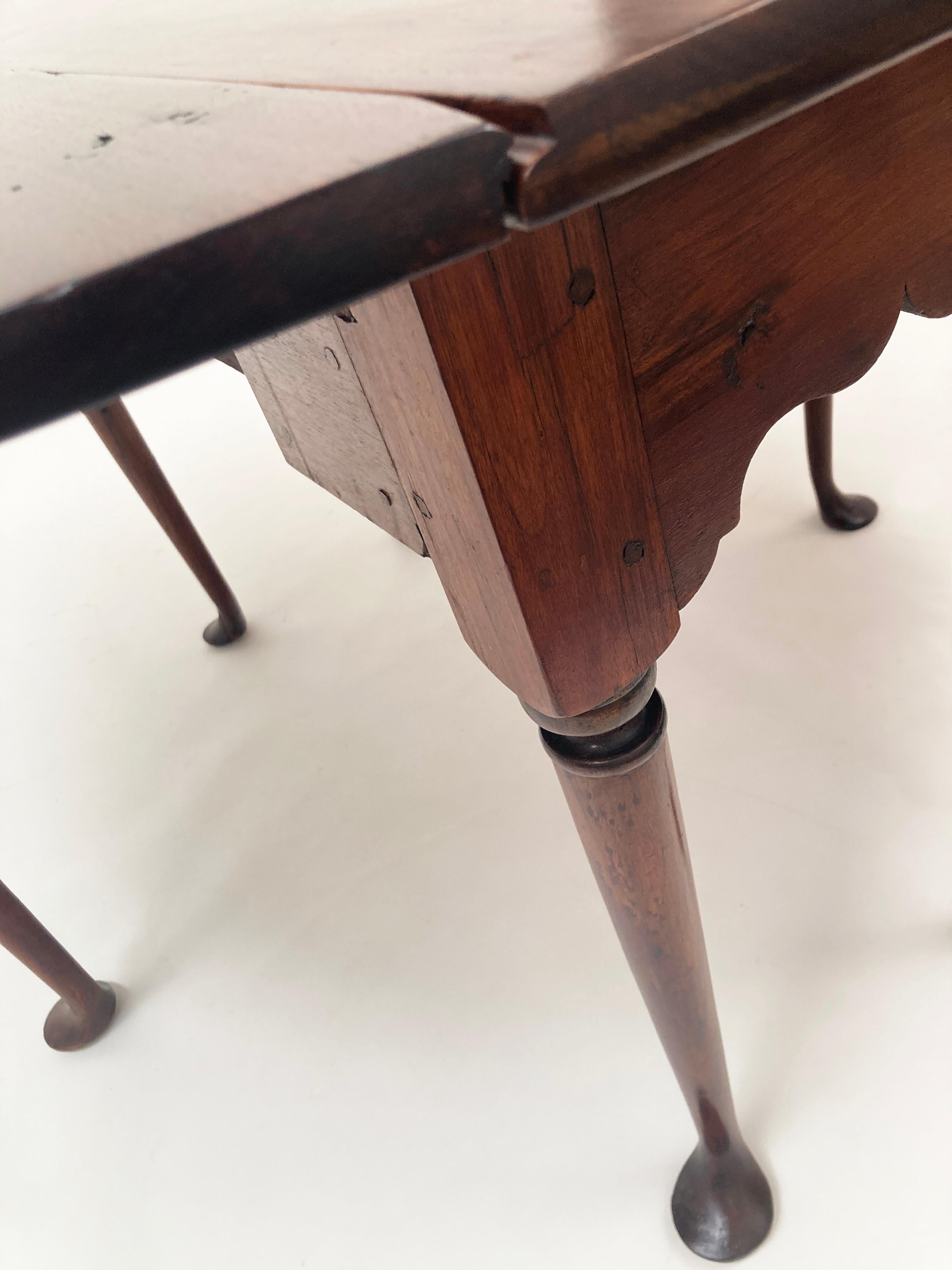 1700’s Kentucky Mahogany Drop Leaf Dining Table With Gate-Legs In Good Condition For Sale In Louisville, KY