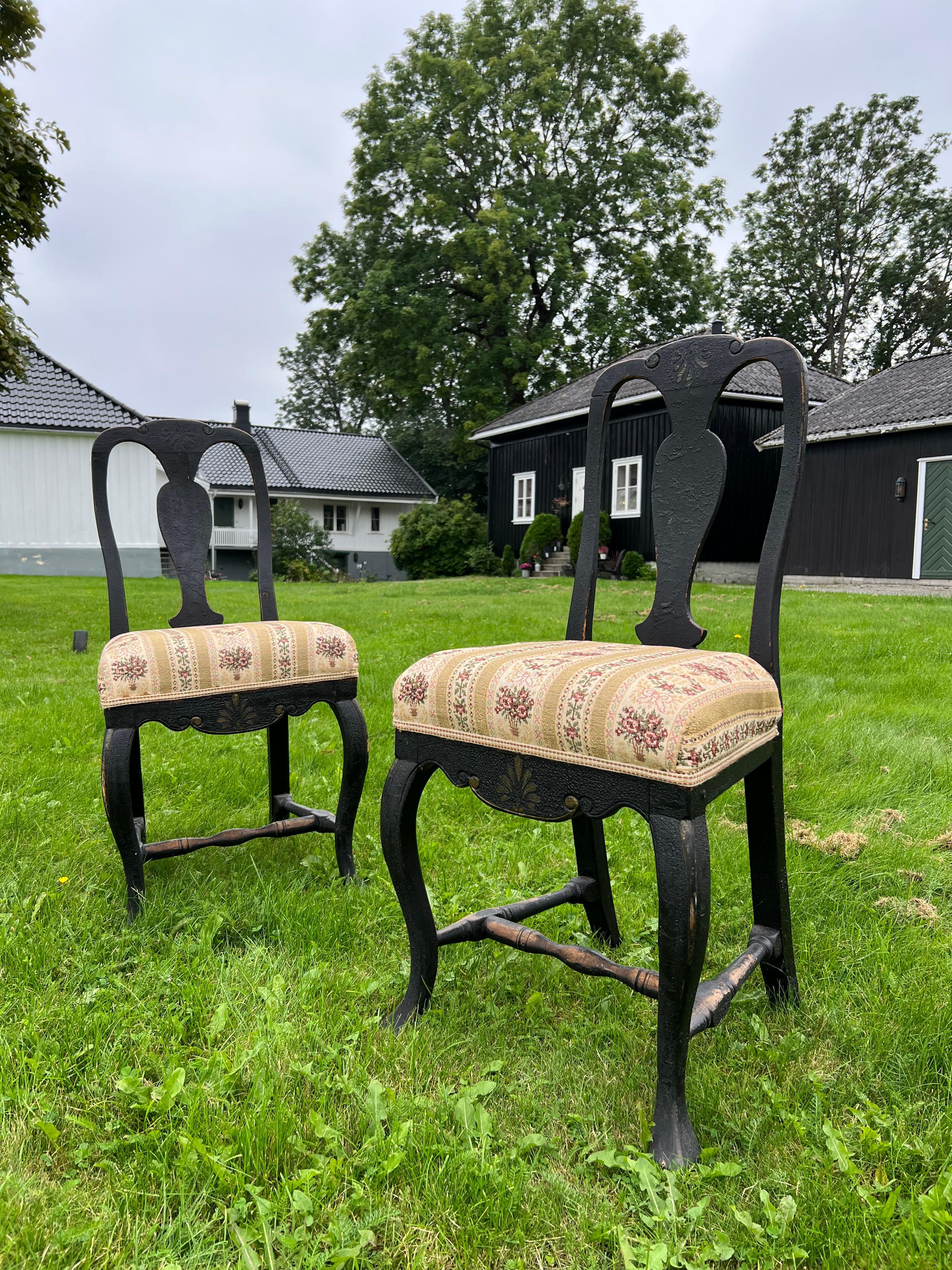 Sedia antica primitiva degli anni 1730-50 circa. Realizzato a mano in pino Nature in Norvegia. Dipinto in nero e il resto della decorazione in oro, bella patina. Perfetto da aggiungere agli interni in stile rustico, wabi sabi, ecc. 

Articolo: Sedia