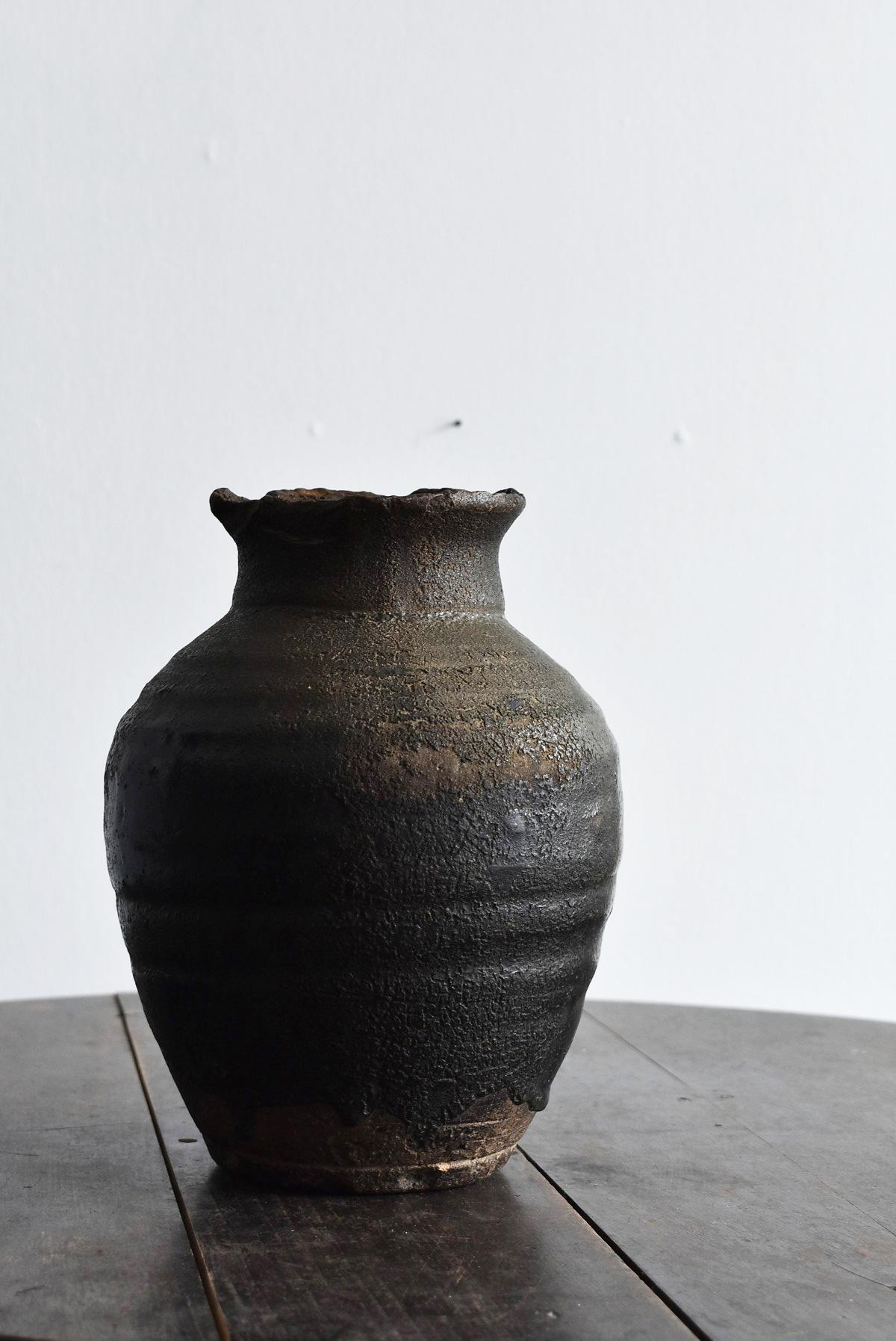 We Japanese introduce unique items with unique aesthetics, purchasing routes, and ways that no one can imitate.

It is a jar that was baked in Kagoshima prefecture, Japan. Measures: H 21.5cm
This is from the early Edo period.
The commonly known