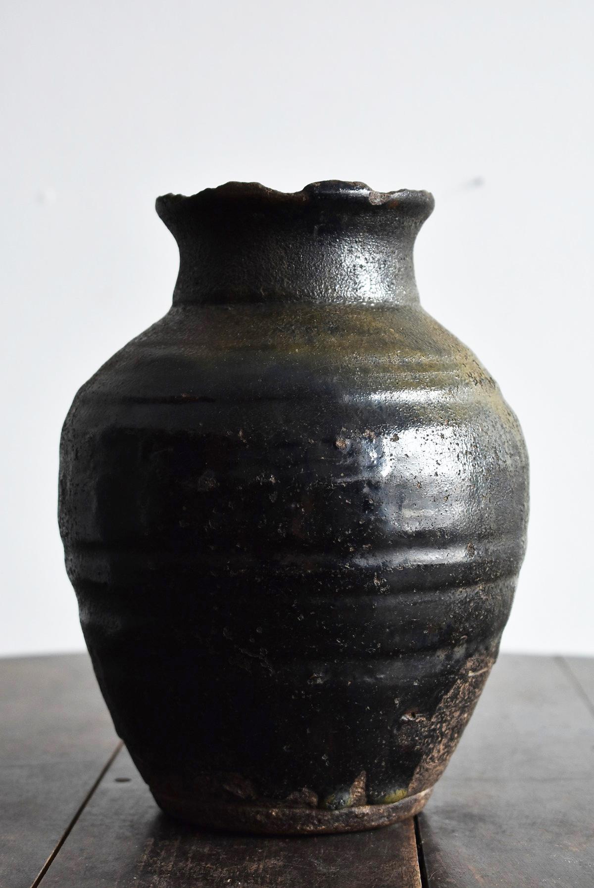 Hand-Crafted 1700s Old Japanese Pottery Kurosatsuma Pot 'Satsuma ware' Tsubo