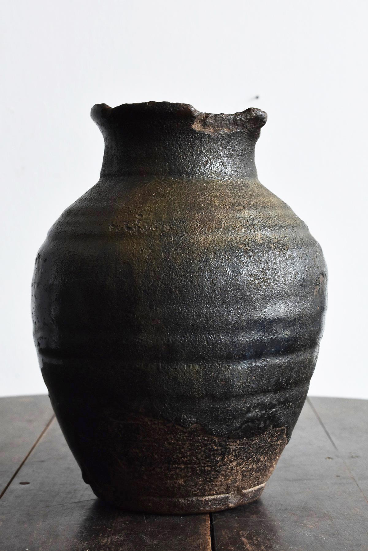 1700s Old Japanese Pottery Kurosatsuma Pot 'Satsuma ware' Tsubo In Good Condition In Sammu-shi, Chiba