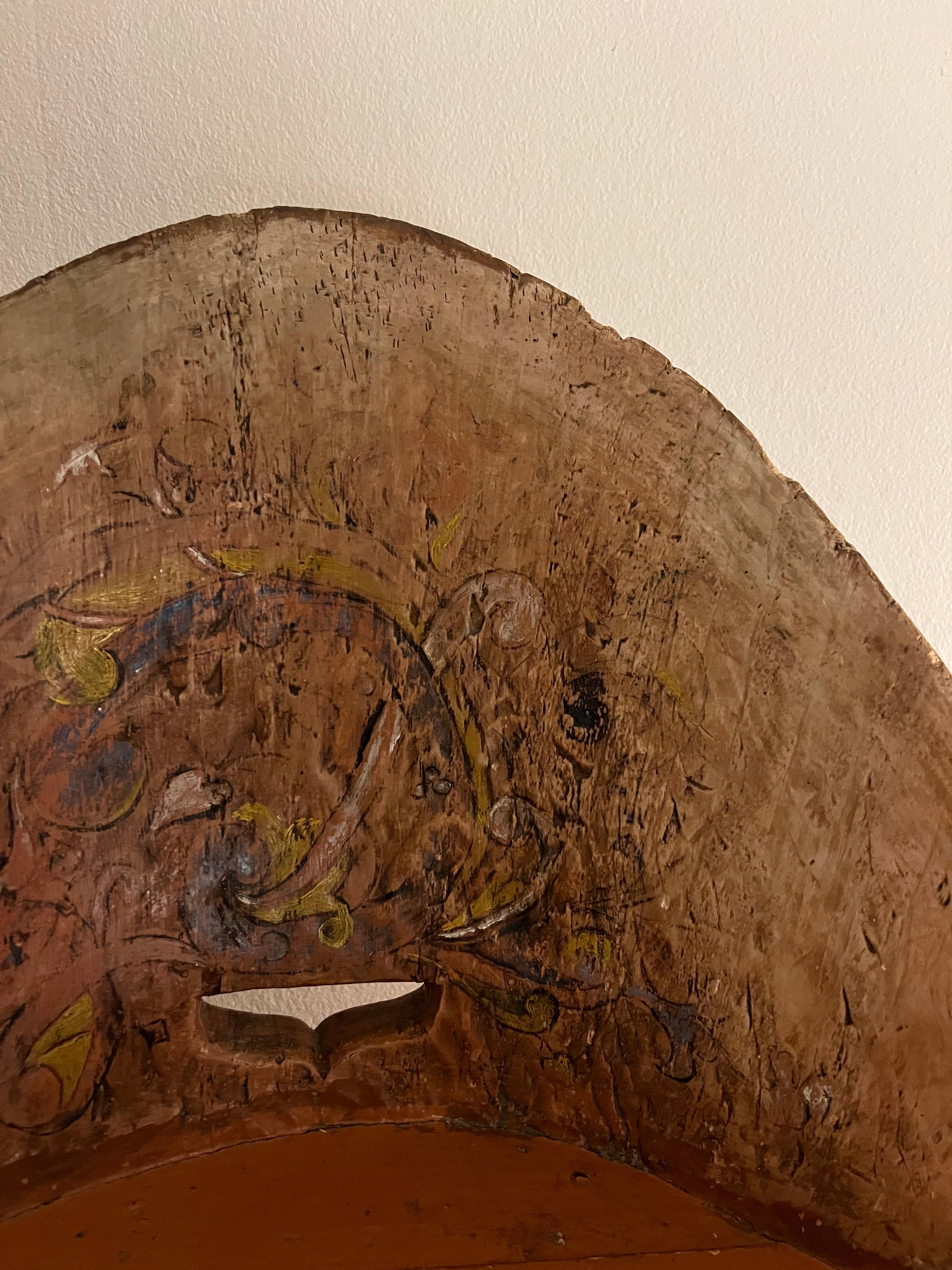 Rustikaler Kubbestol aus Kiefer um 1700, primitiver Stumpfstuhl, Telemark Rosemaling, Norwegen im Angebot 2