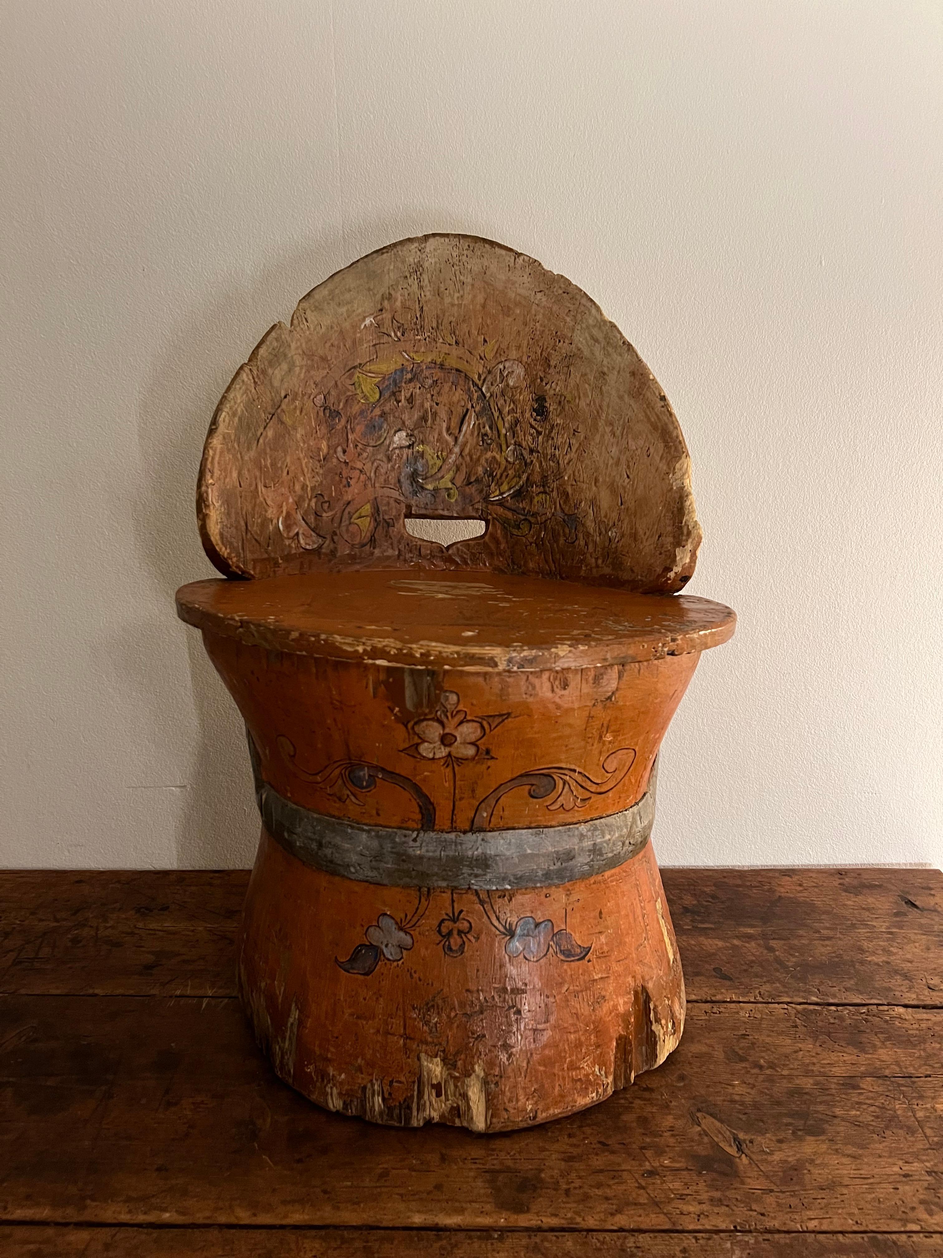 Rustikaler Kubbestol aus Kiefer um 1700, primitiver Stumpfstuhl, Telemark Rosemaling, Norwegen im Angebot 3