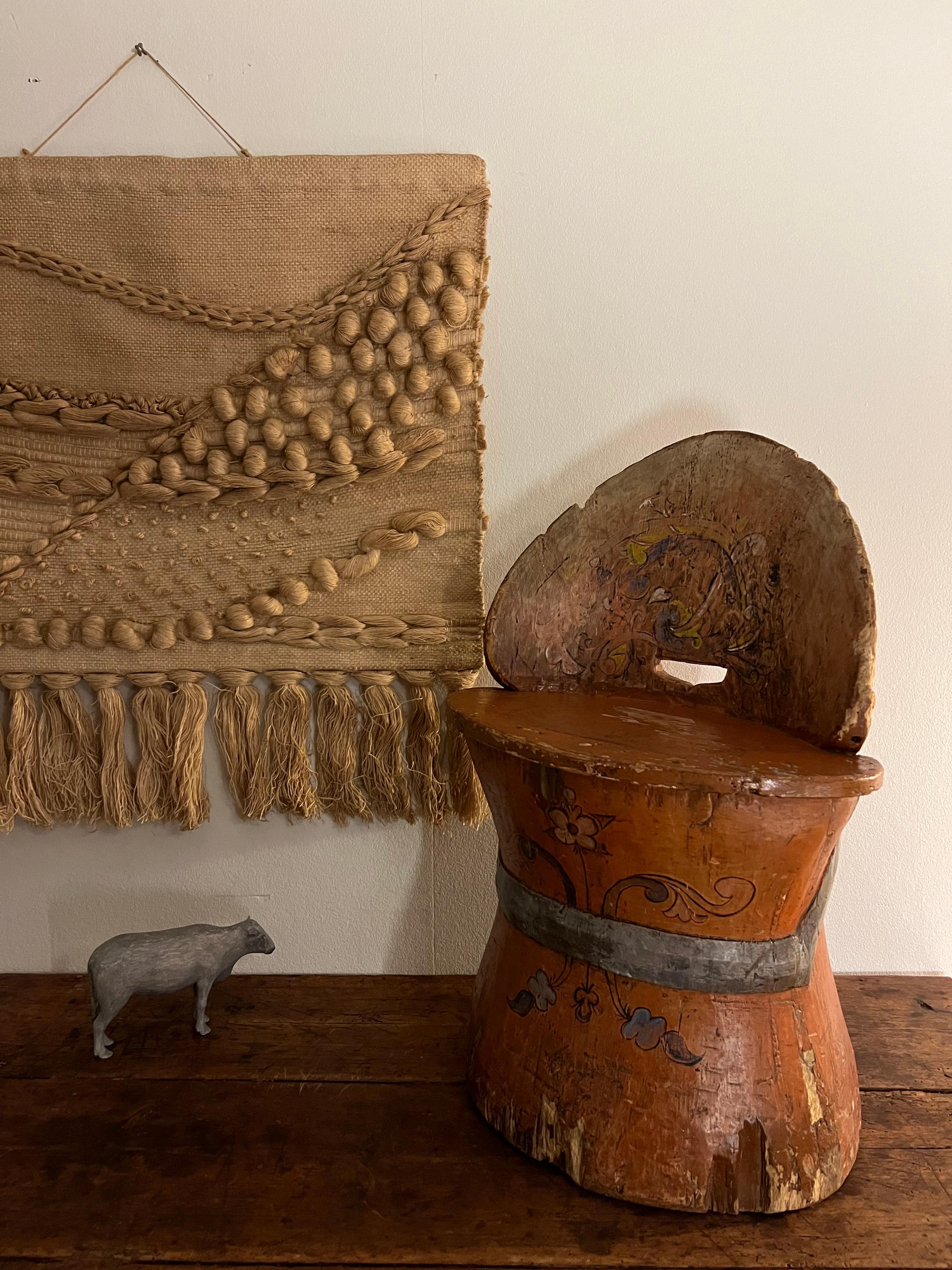 Rustikaler Kubbestol aus Kiefer um 1700, primitiver Stumpfstuhl, Telemark Rosemaling, Norwegen im Angebot 4