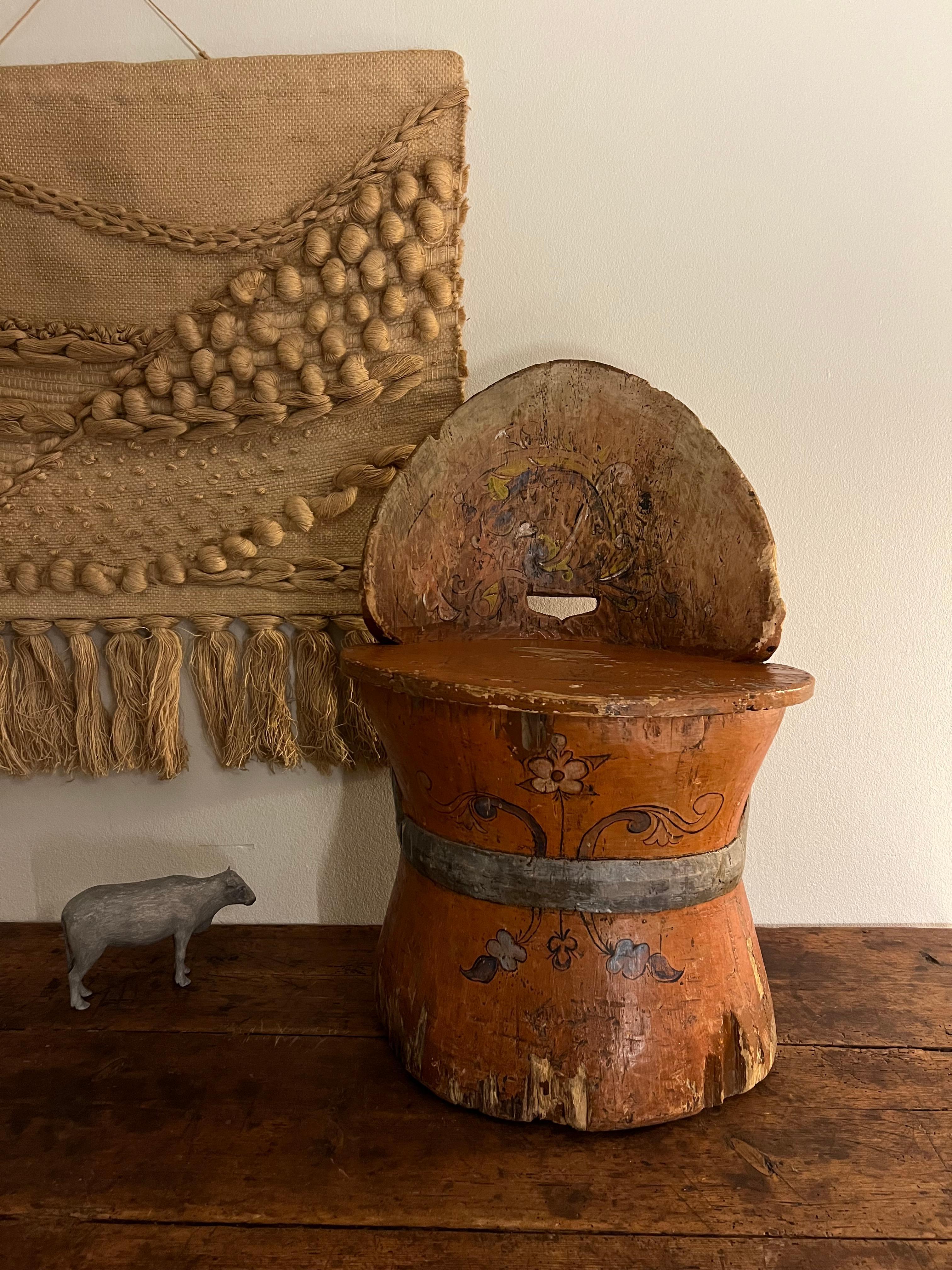 Rustikaler Kubbestol aus Kiefer um 1700, primitiver Stumpfstuhl, Telemark Rosemaling, Norwegen im Angebot 5