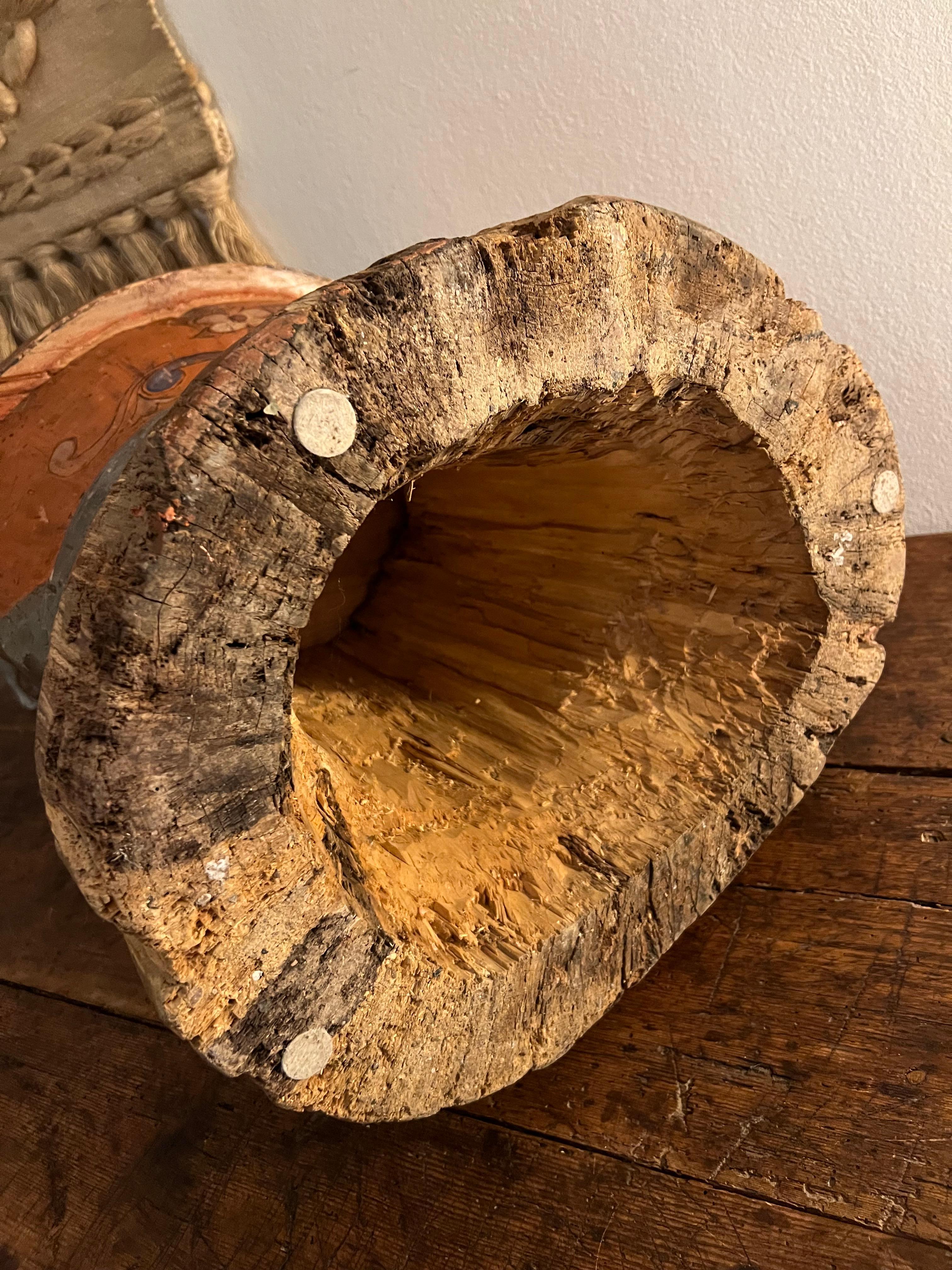 Rustikaler Kubbestol aus Kiefer um 1700, primitiver Stumpfstuhl, Telemark Rosemaling, Norwegen im Angebot 7