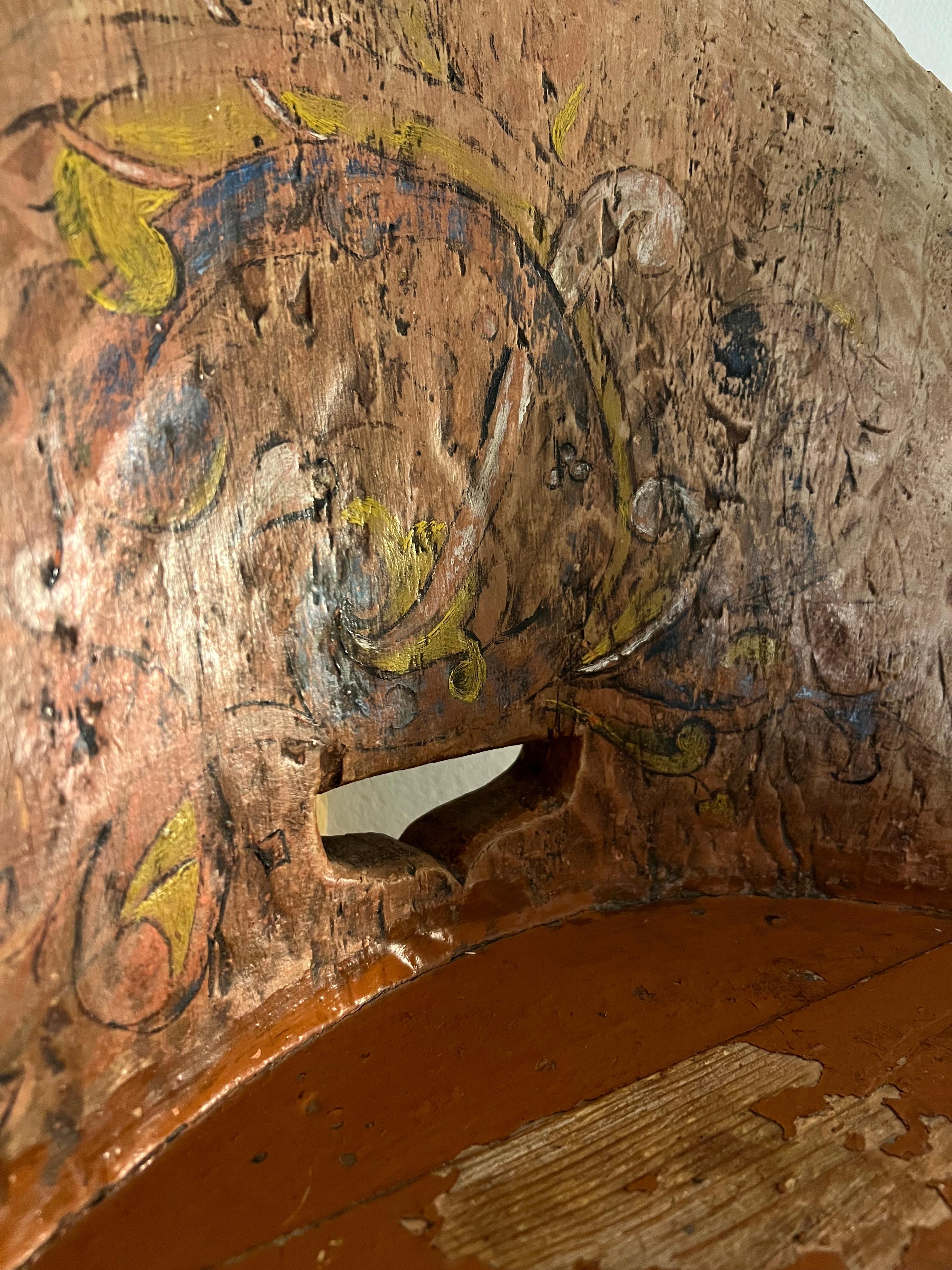 Rustikaler Kubbestol aus Kiefer um 1700, primitiver Stumpfstuhl, Telemark Rosemaling, Norwegen im Angebot 8