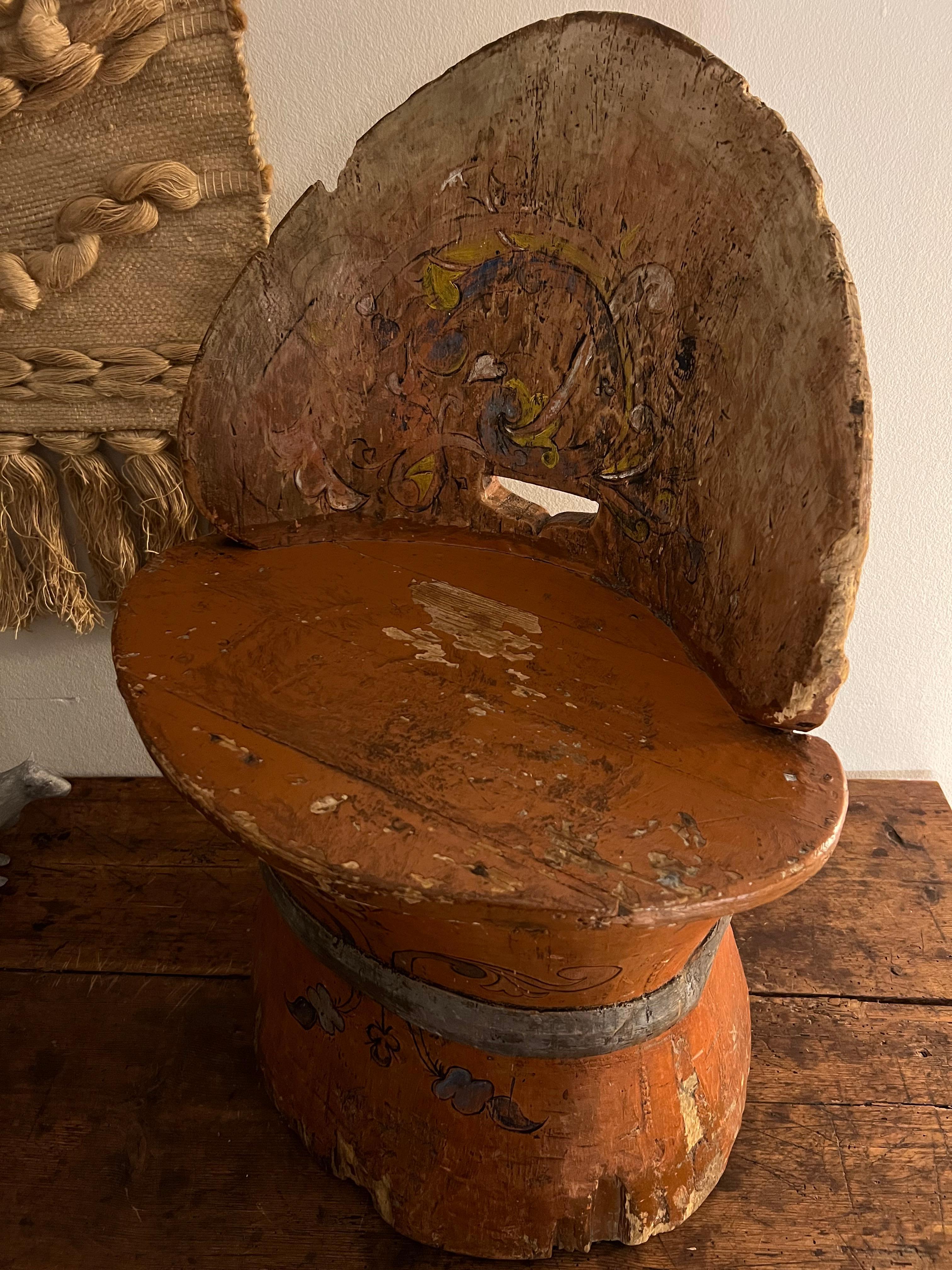 Rustikaler Kubbestol aus Kiefer um 1700, primitiver Stumpfstuhl, Telemark Rosemaling, Norwegen im Angebot 9