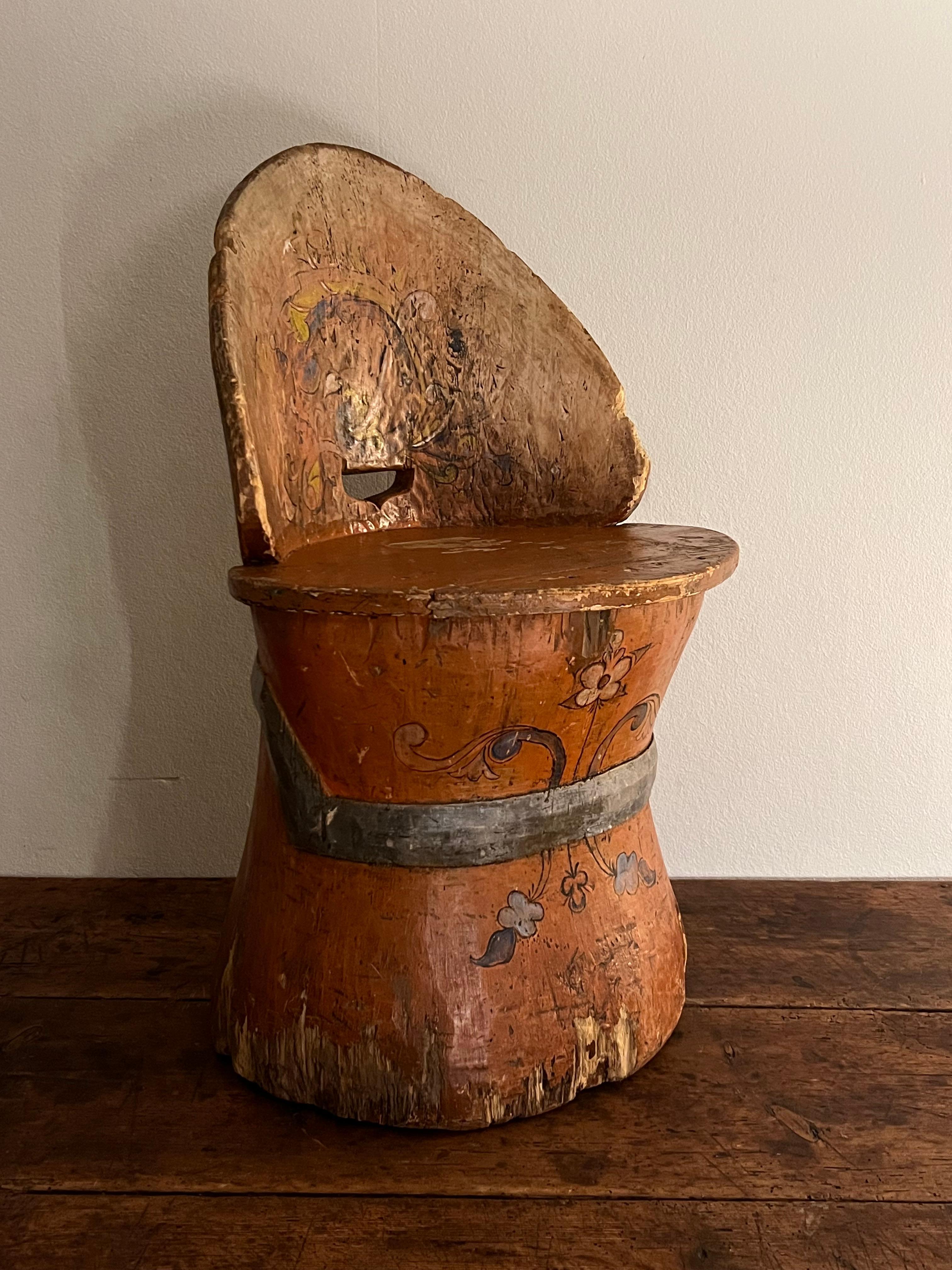 Rustikaler Kubbestol aus Kiefer um 1700, primitiver Stumpfstuhl, Telemark Rosemaling, Norwegen (Volkskunst) im Angebot