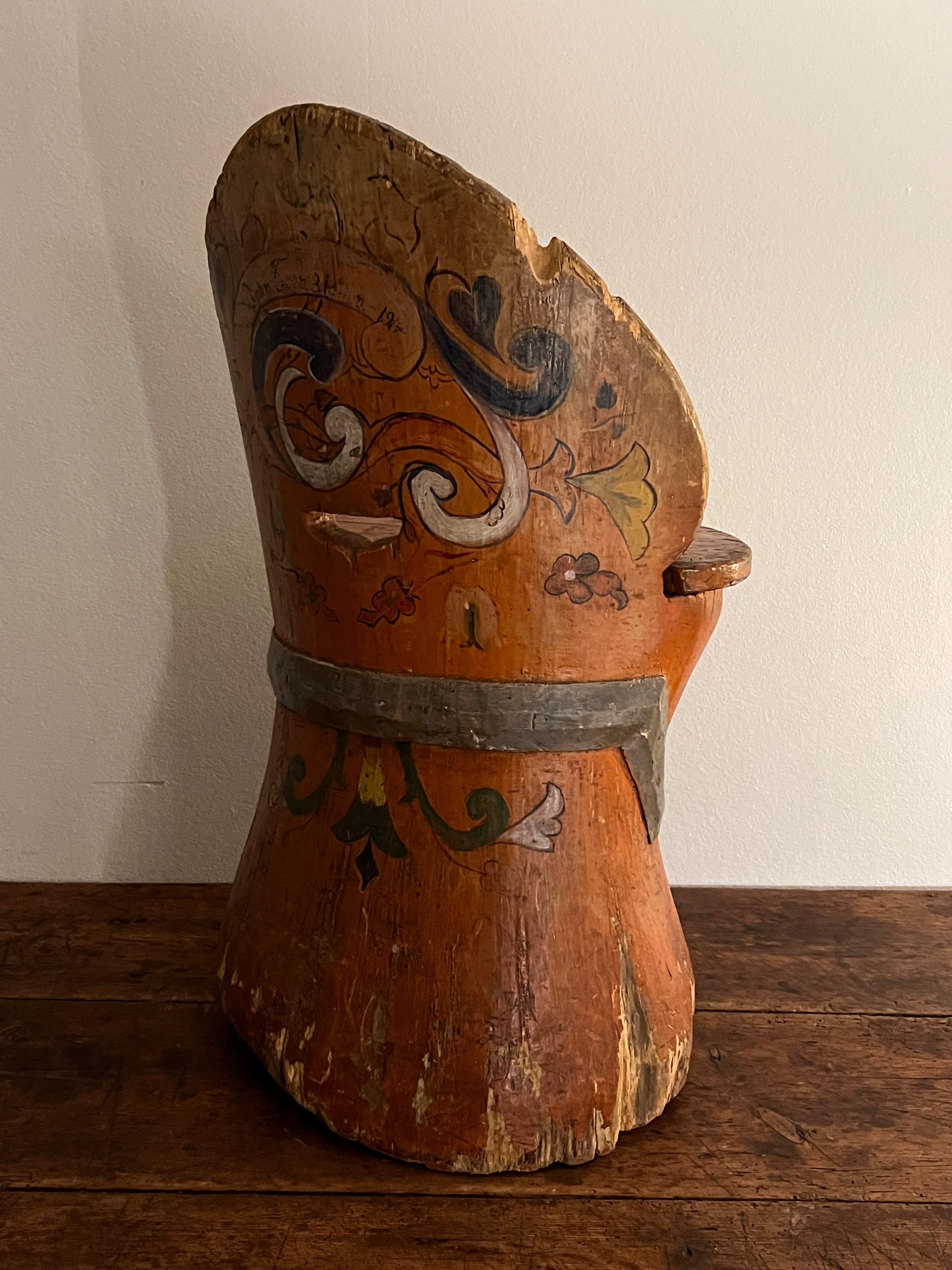 Rustikaler Kubbestol aus Kiefer um 1700, primitiver Stumpfstuhl, Telemark Rosemaling, Norwegen (Norwegisch) im Angebot