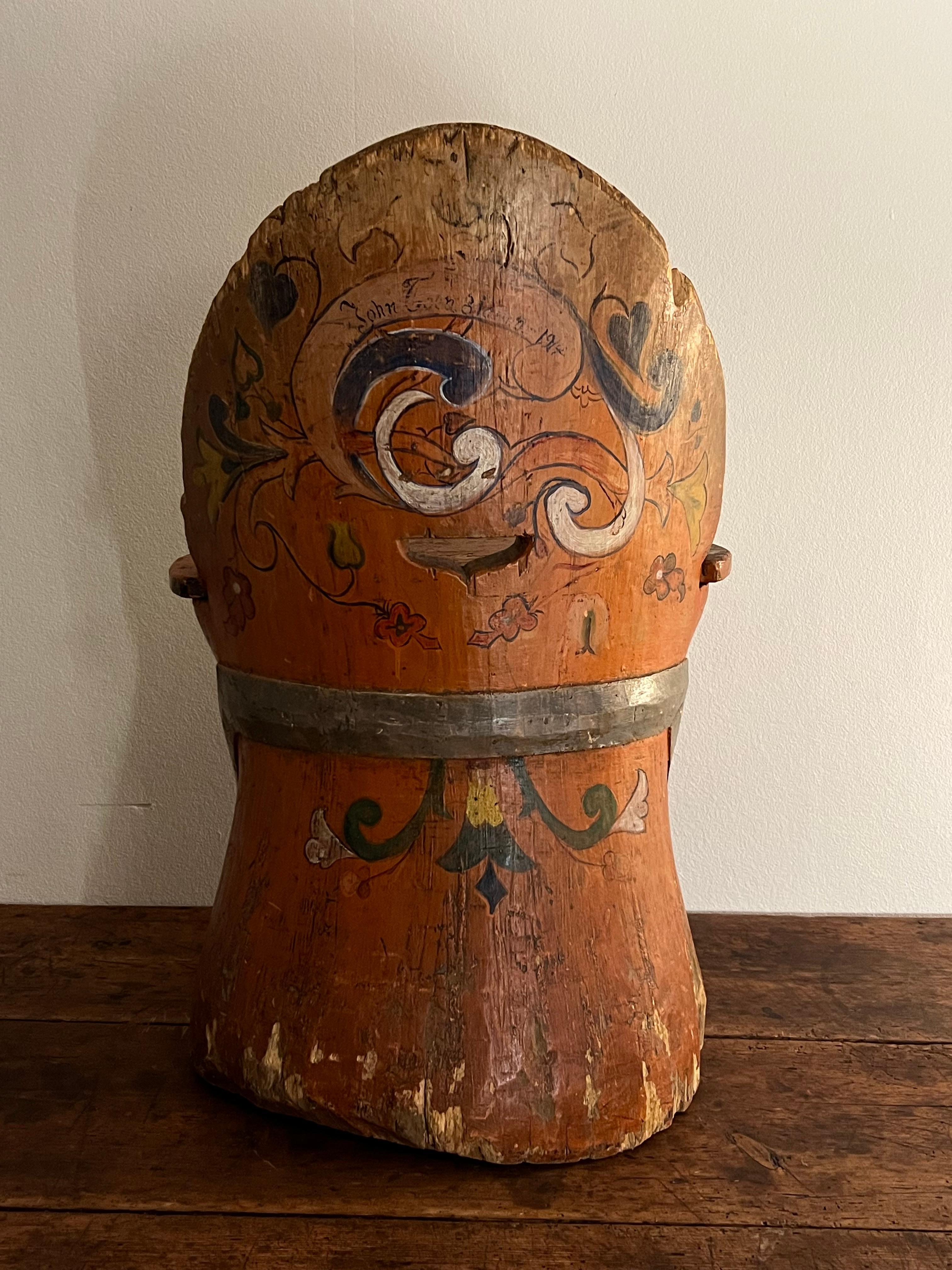 Rustikaler Kubbestol aus Kiefer um 1700, primitiver Stumpfstuhl, Telemark Rosemaling, Norwegen (Handgeschnitzt) im Angebot