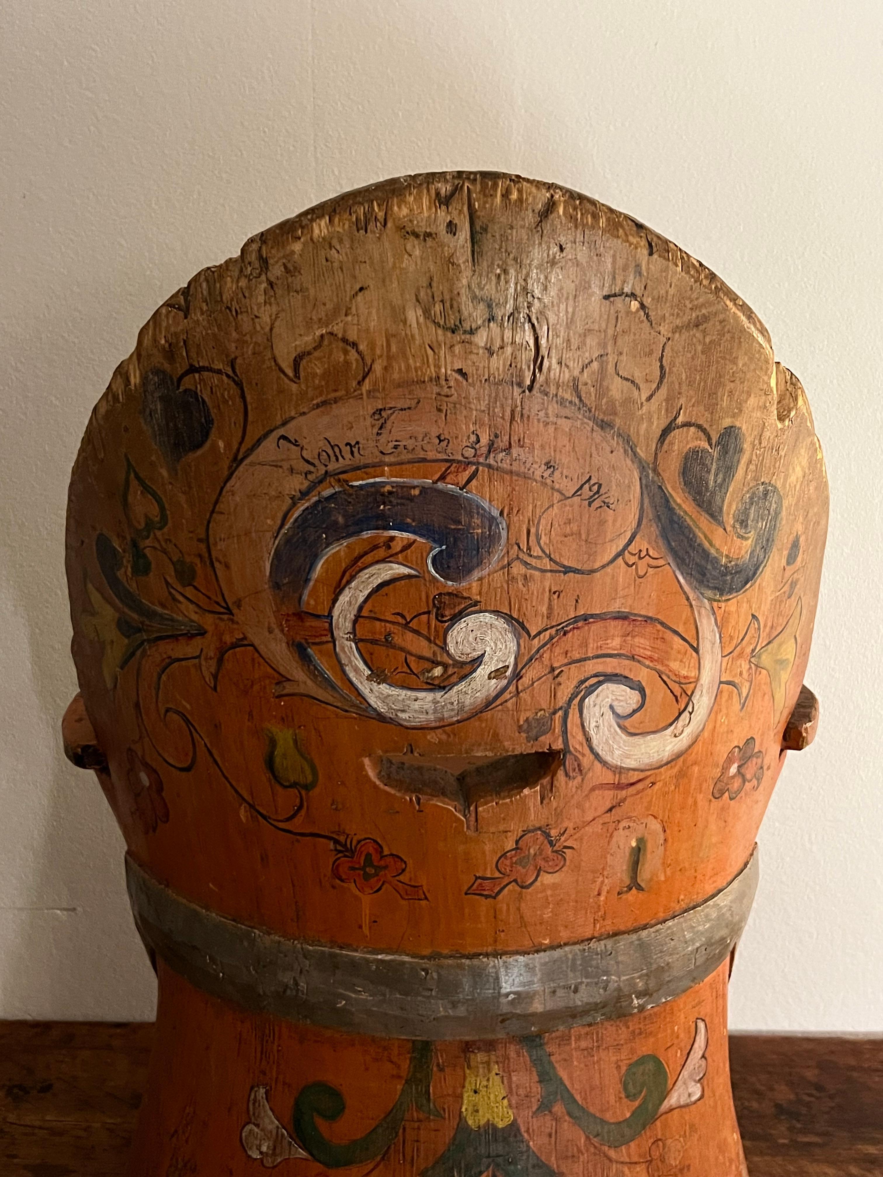 Rustikaler Kubbestol aus Kiefer um 1700, primitiver Stumpfstuhl, Telemark Rosemaling, Norwegen im Zustand „Starke Gebrauchsspuren“ im Angebot in Skien, NO