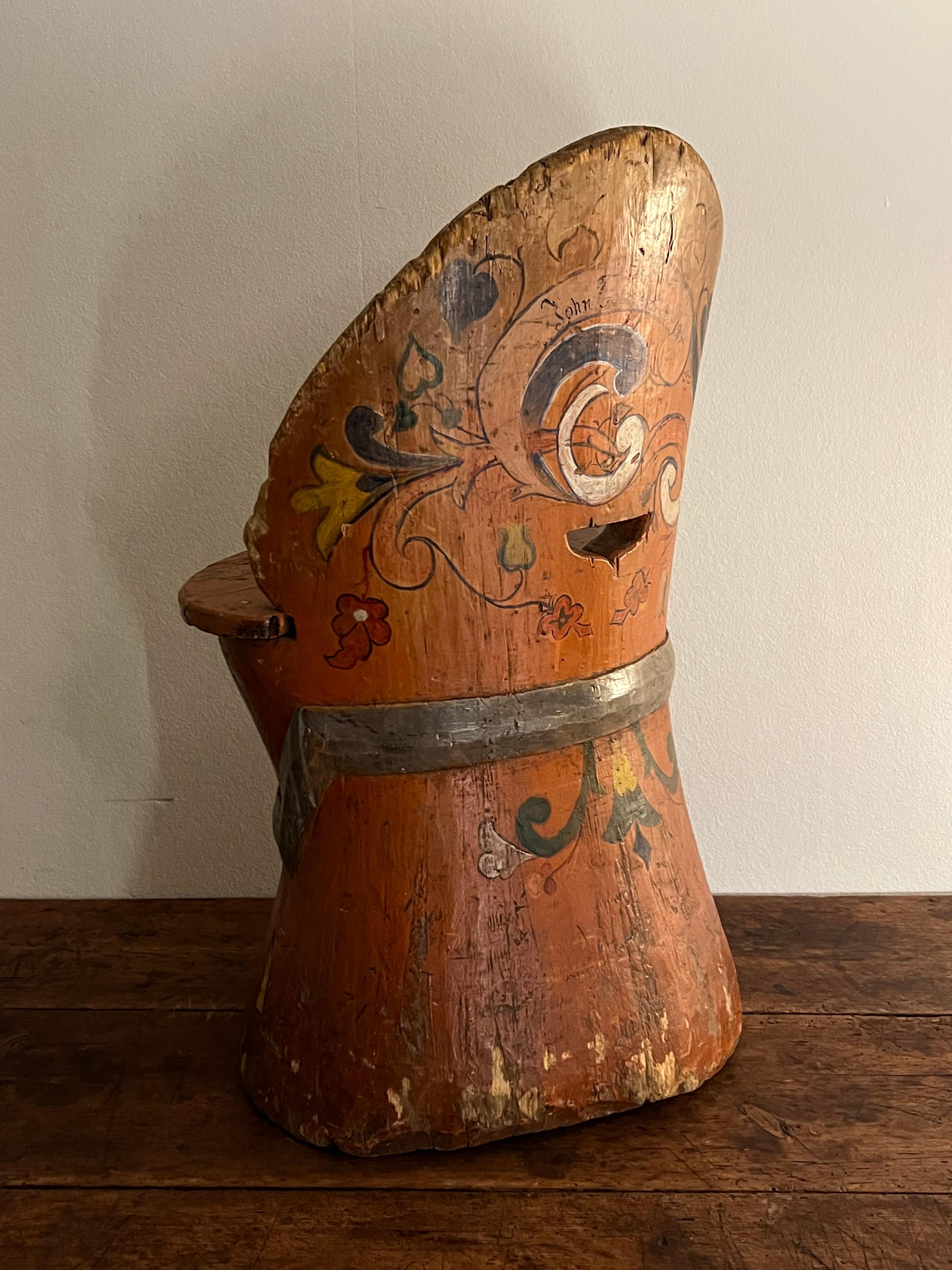 Rustikaler Kubbestol aus Kiefer um 1700, primitiver Stumpfstuhl, Telemark Rosemaling, Norwegen (18. Jahrhundert und früher) im Angebot