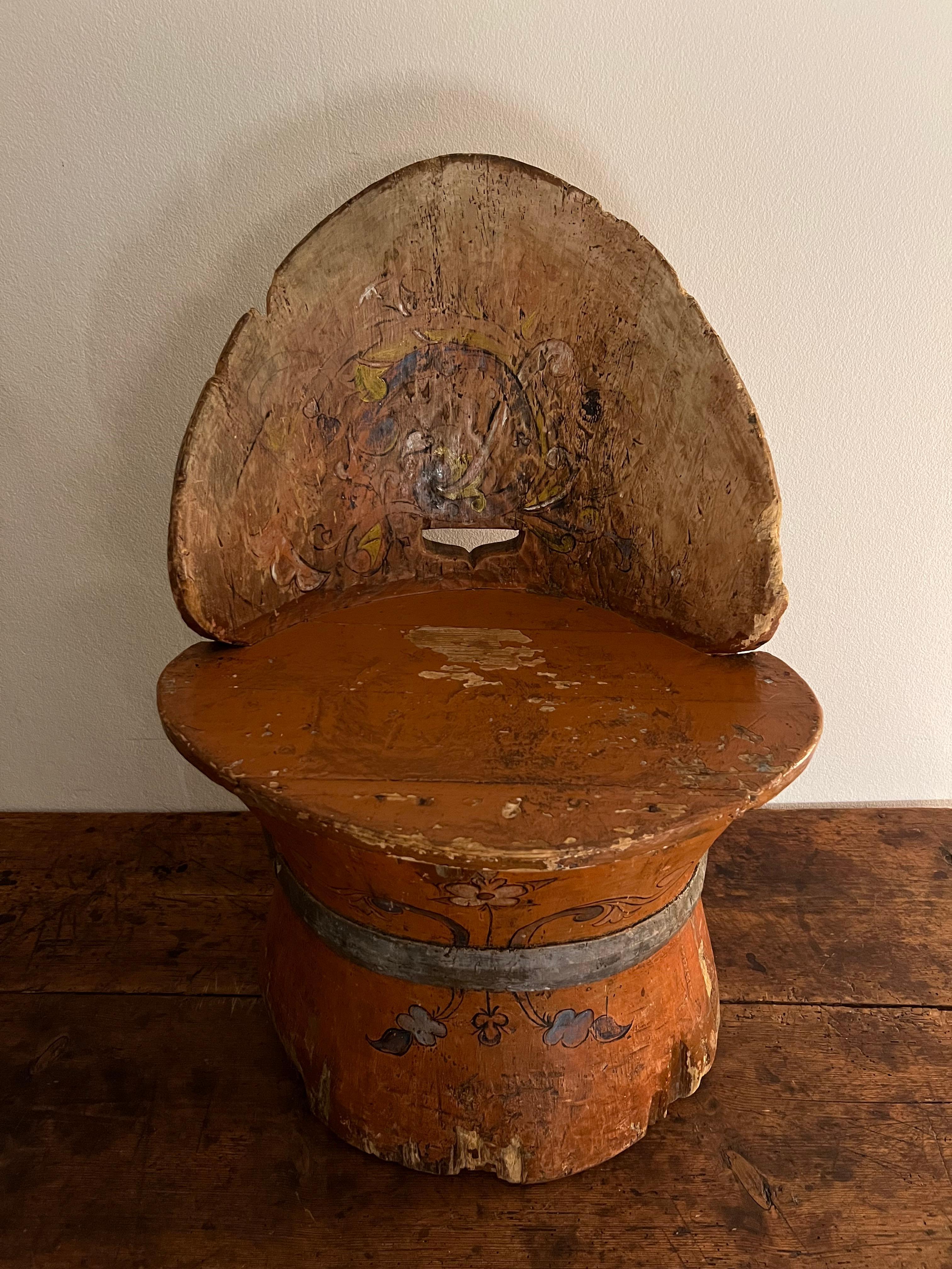 Rustikaler Kubbestol aus Kiefer um 1700, primitiver Stumpfstuhl, Telemark Rosemaling, Norwegen (Kiefernholz) im Angebot