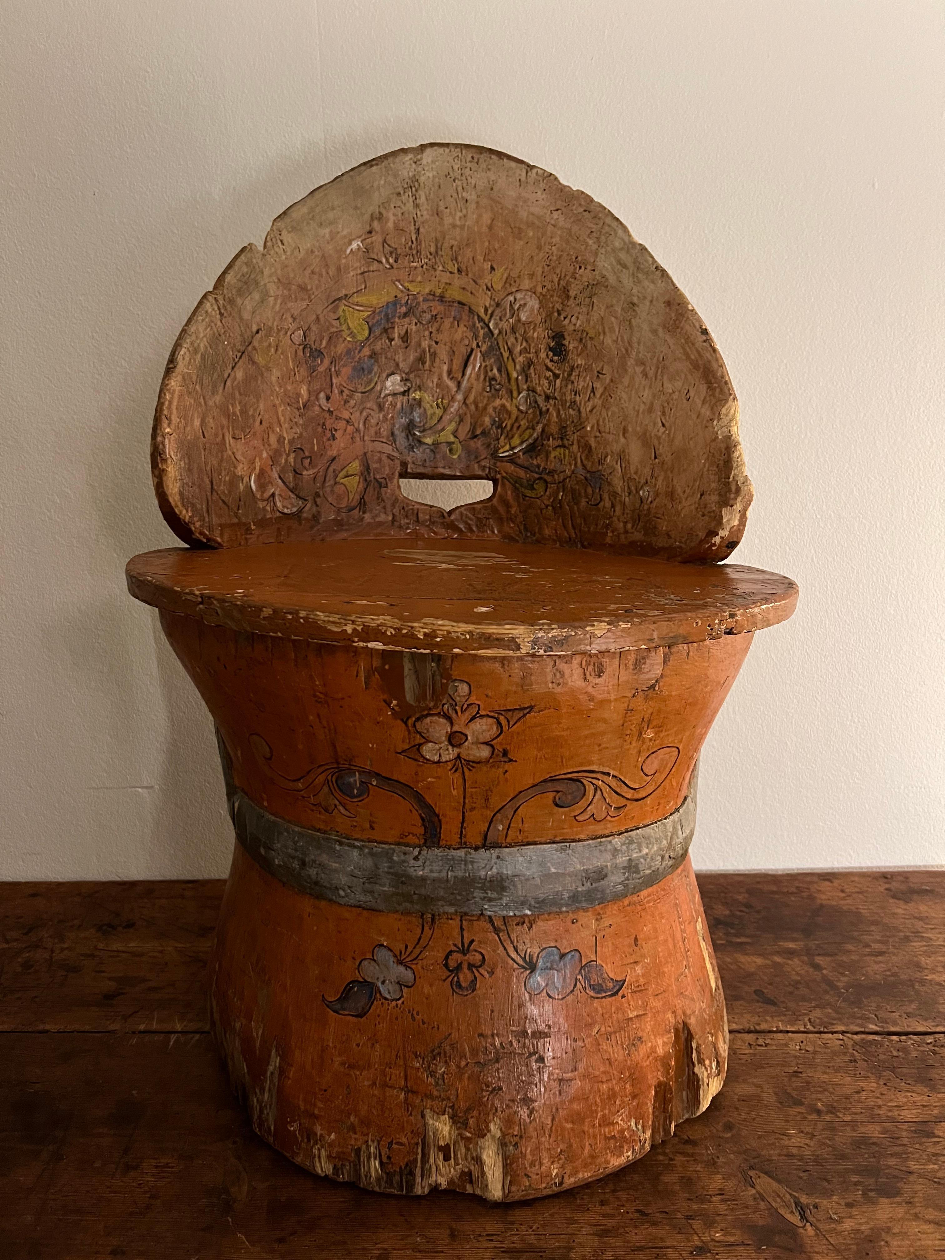 Rustikaler Kubbestol aus Kiefer um 1700, primitiver Stumpfstuhl, Telemark Rosemaling, Norwegen im Angebot 1