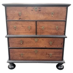 Commode William & Mary des années 1700 partiellement ébénisée en pin