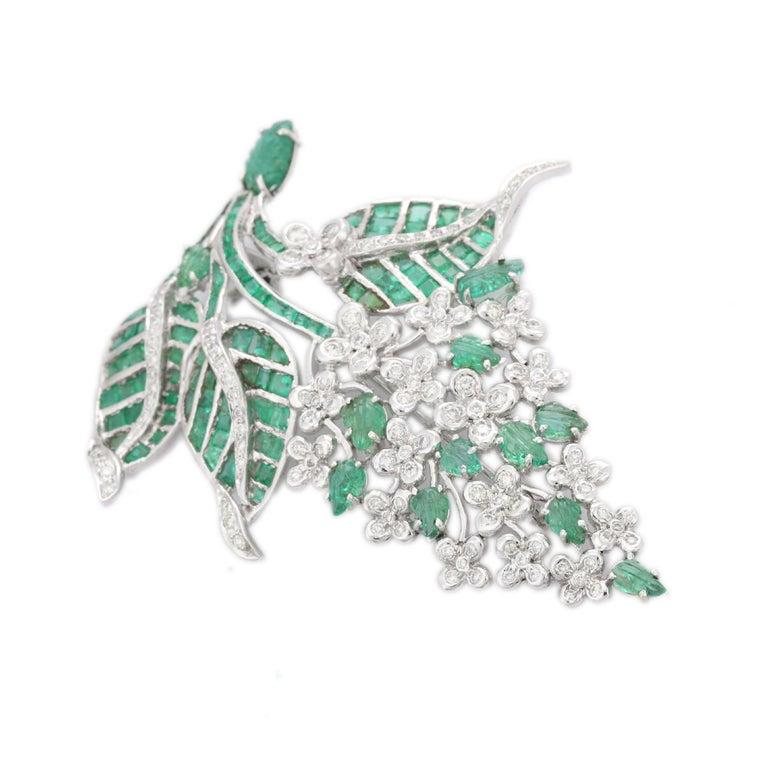 Women's or Men's 17.02 CT Emerald 2.51 CTW Diamond Flower Brooch Gift in 18k Solid White Gold For Sale