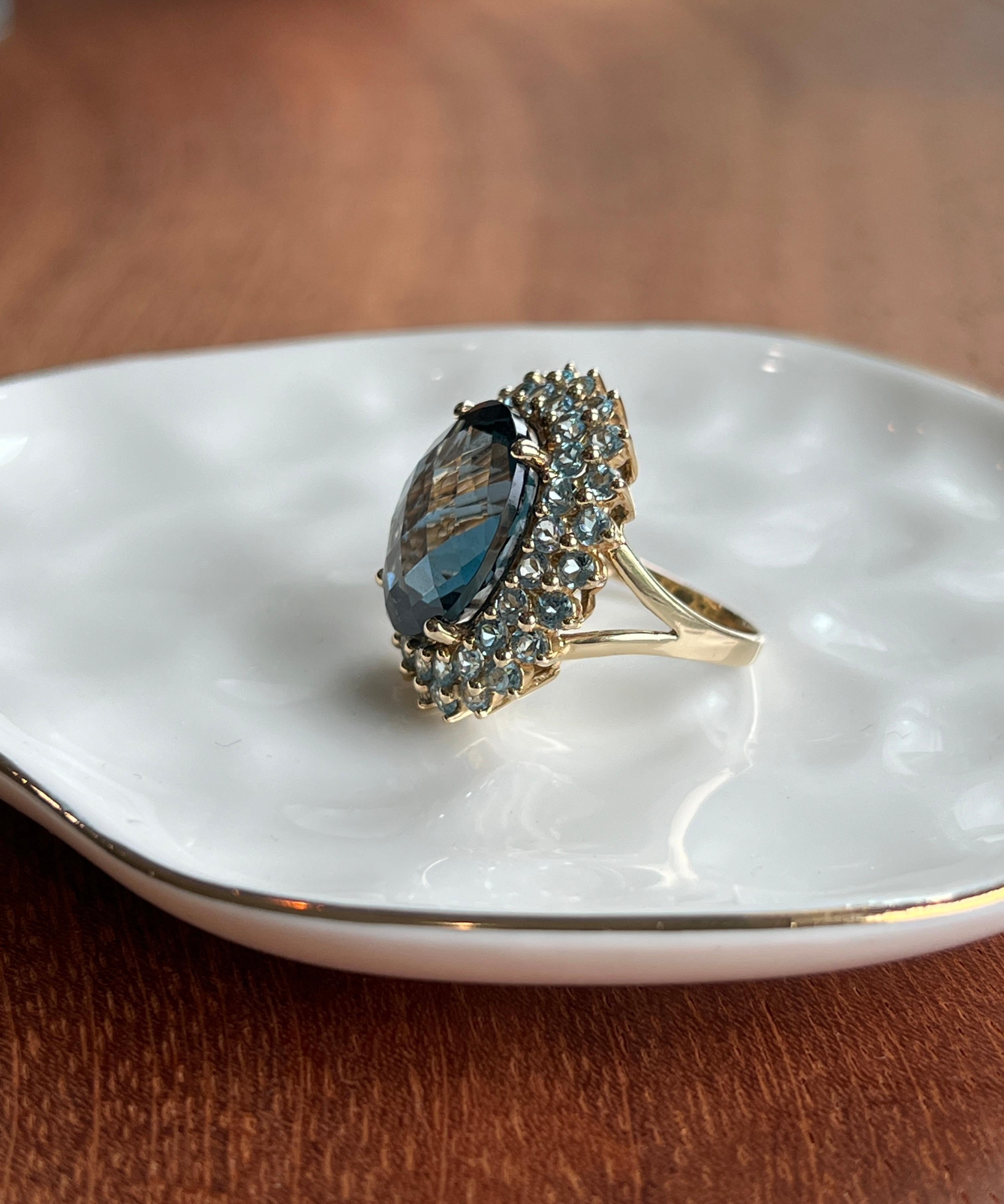 Women's or Men's 17.07 Carat London Blue Checkerboard Cut Topaz and Yellow Gold Cocktail Ring For Sale