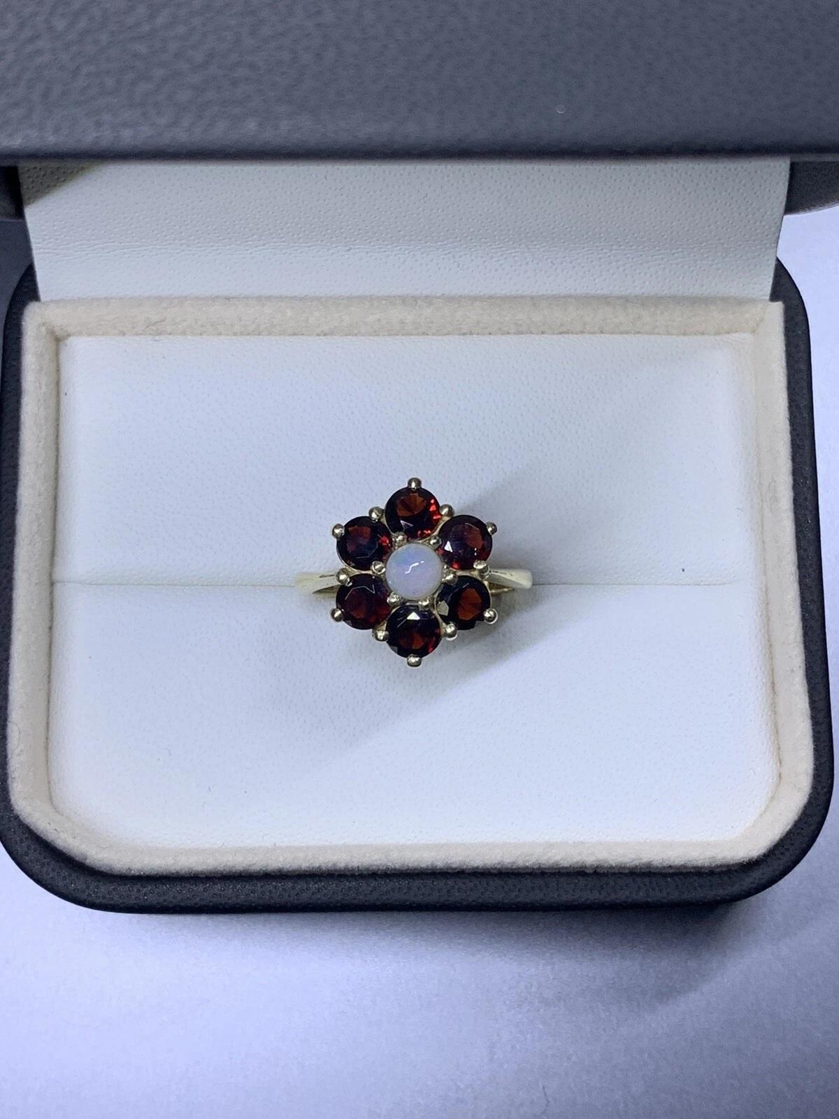 1.70ct Garnet opal engagement ring in 9ct yellow gold. In New Condition For Sale In London, GB