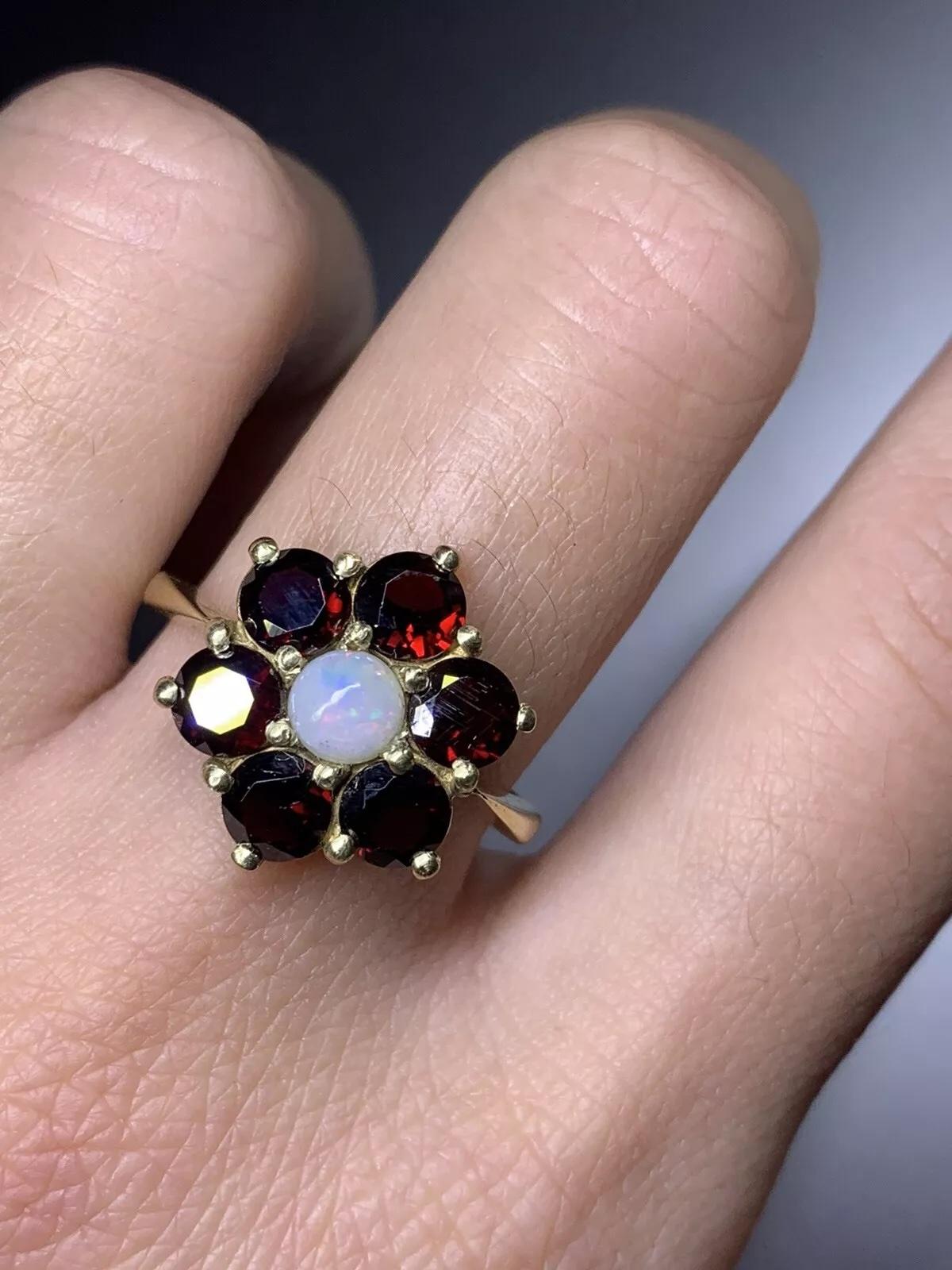Women's or Men's 1.70ct Garnet opal engagement ring in 9ct yellow gold. For Sale