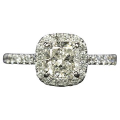 Anello aureolato con diamante a cuscino certificato GIA da 1,70 carati, platino