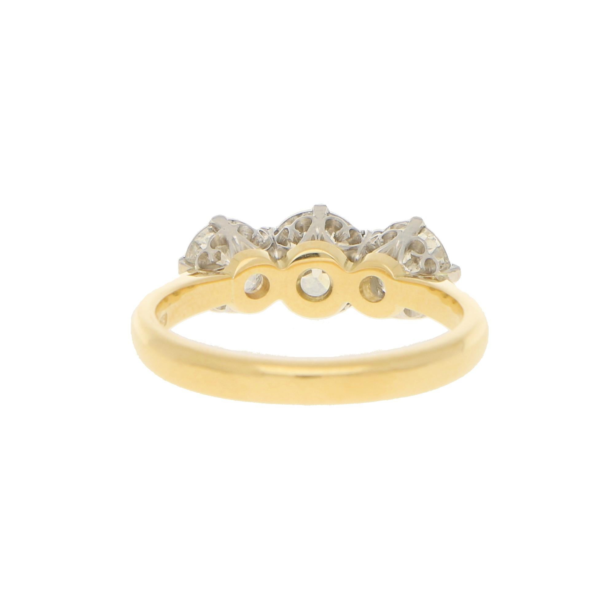 Three Stone Ring in 18ct Yellow Gold In Good Condition In London, GB