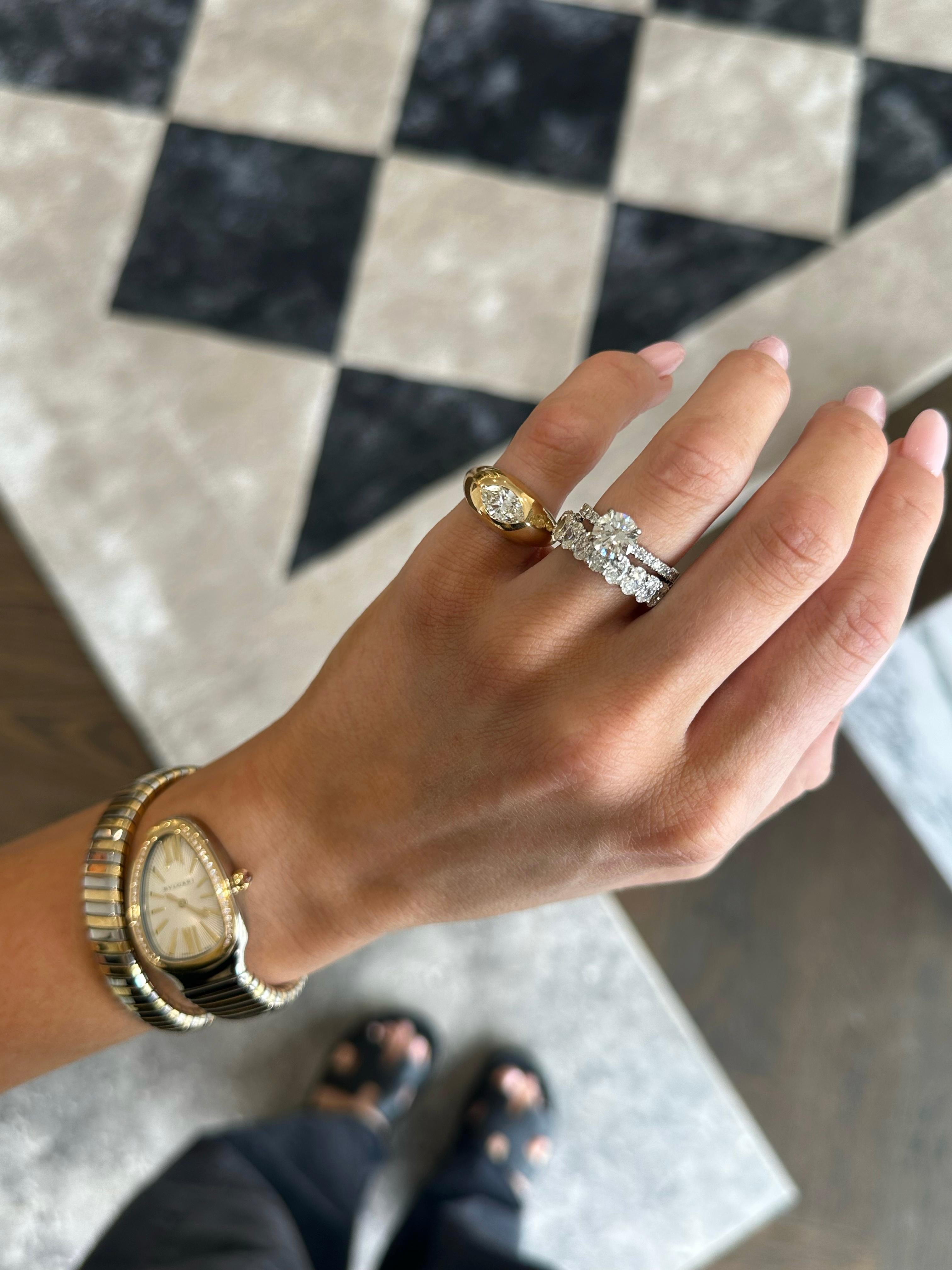 Prova la massima espressione di eleganza e romanticismo con questo splendido anello di fidanzamento solitario con pavé di diamanti a taglio brillante rotondo da 1,70 carati. Progettato per catturare e riflettere la luce da ogni angolazione, questo