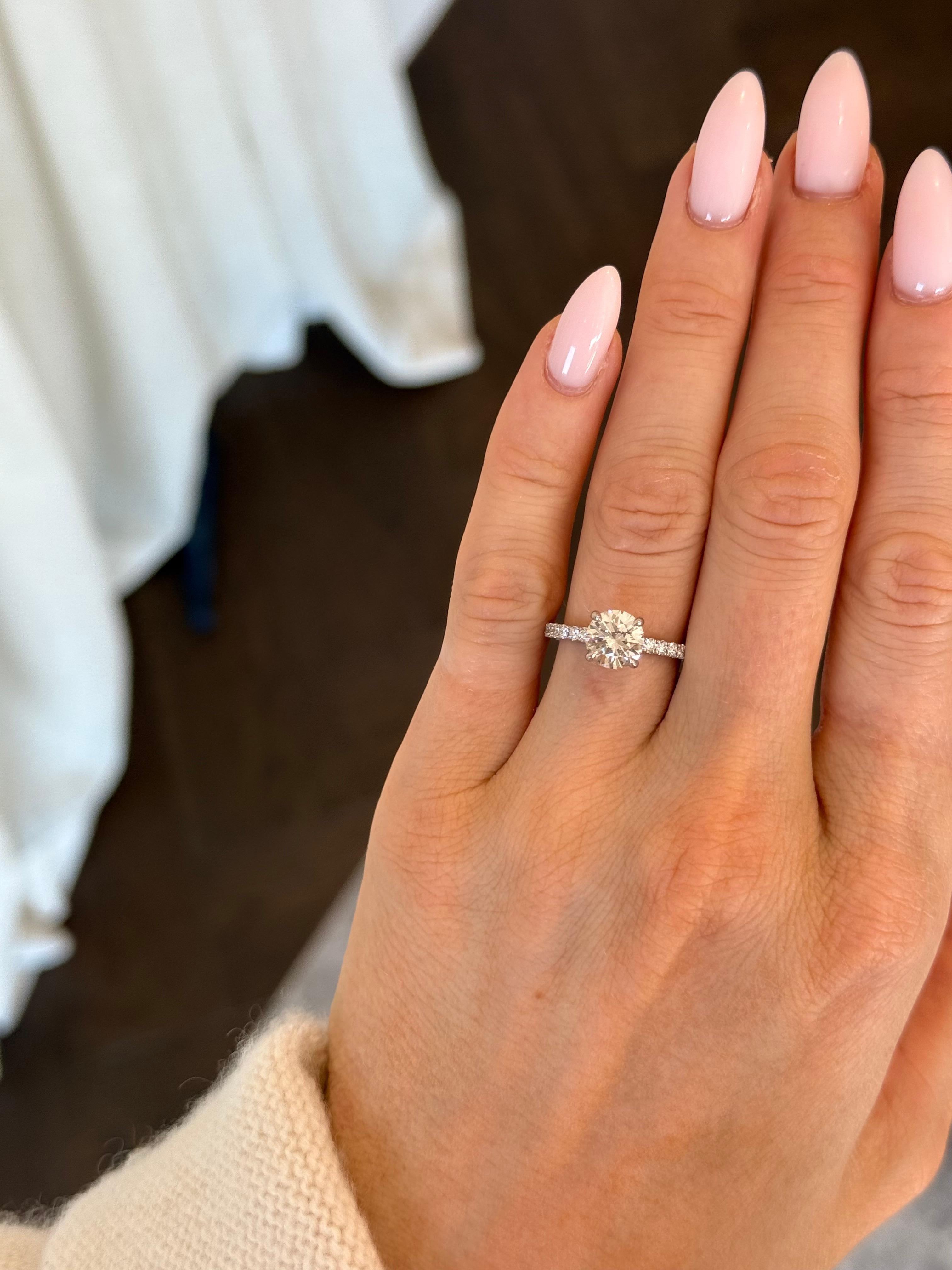 Moderno Anello di fidanzamento solitario con diamanti a taglio brillante rotondo da 1,70 ct. in vendita