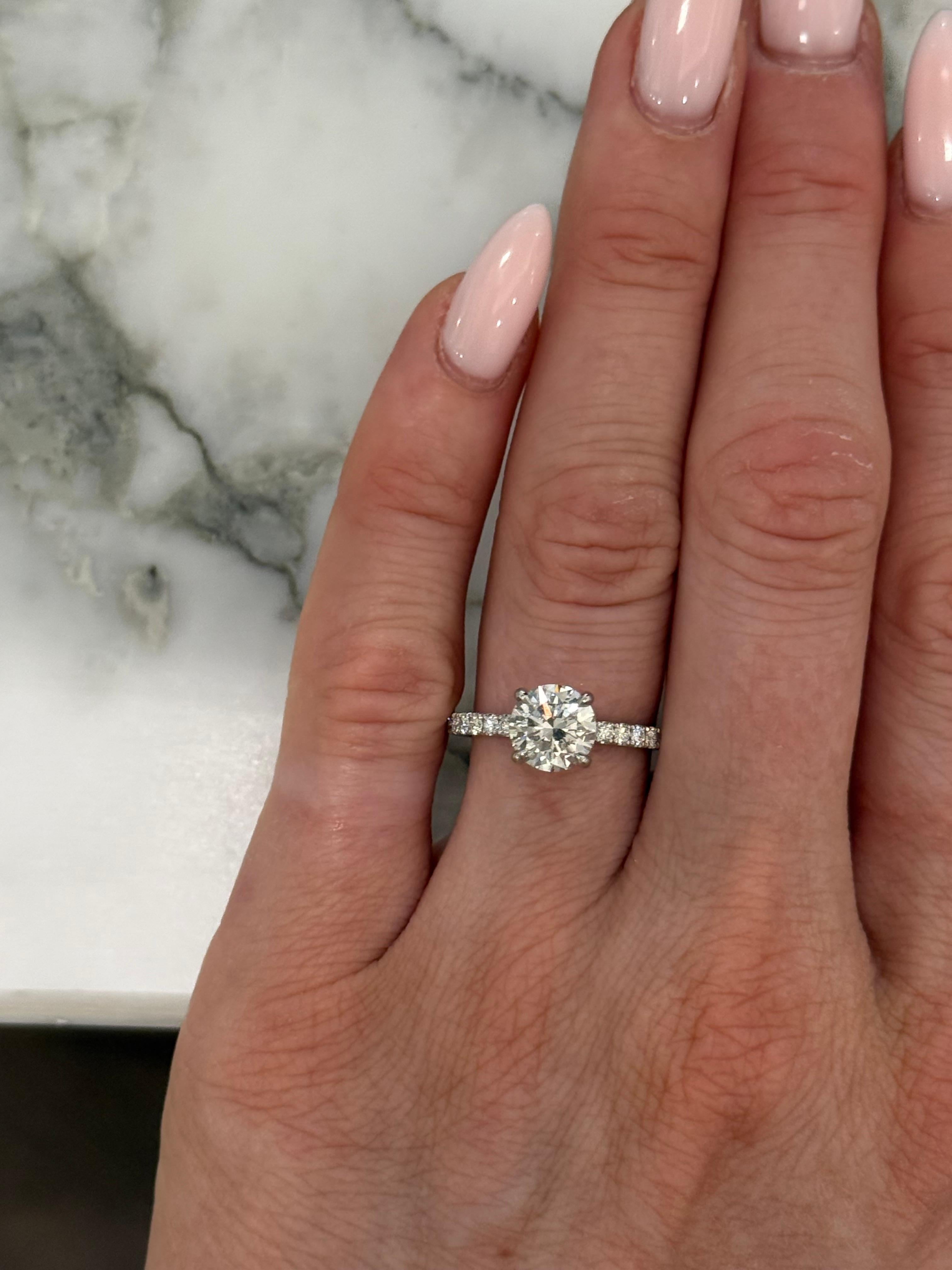 Taglio rotondo Anello di fidanzamento solitario con diamanti a taglio brillante rotondo da 1,70 ct. in vendita