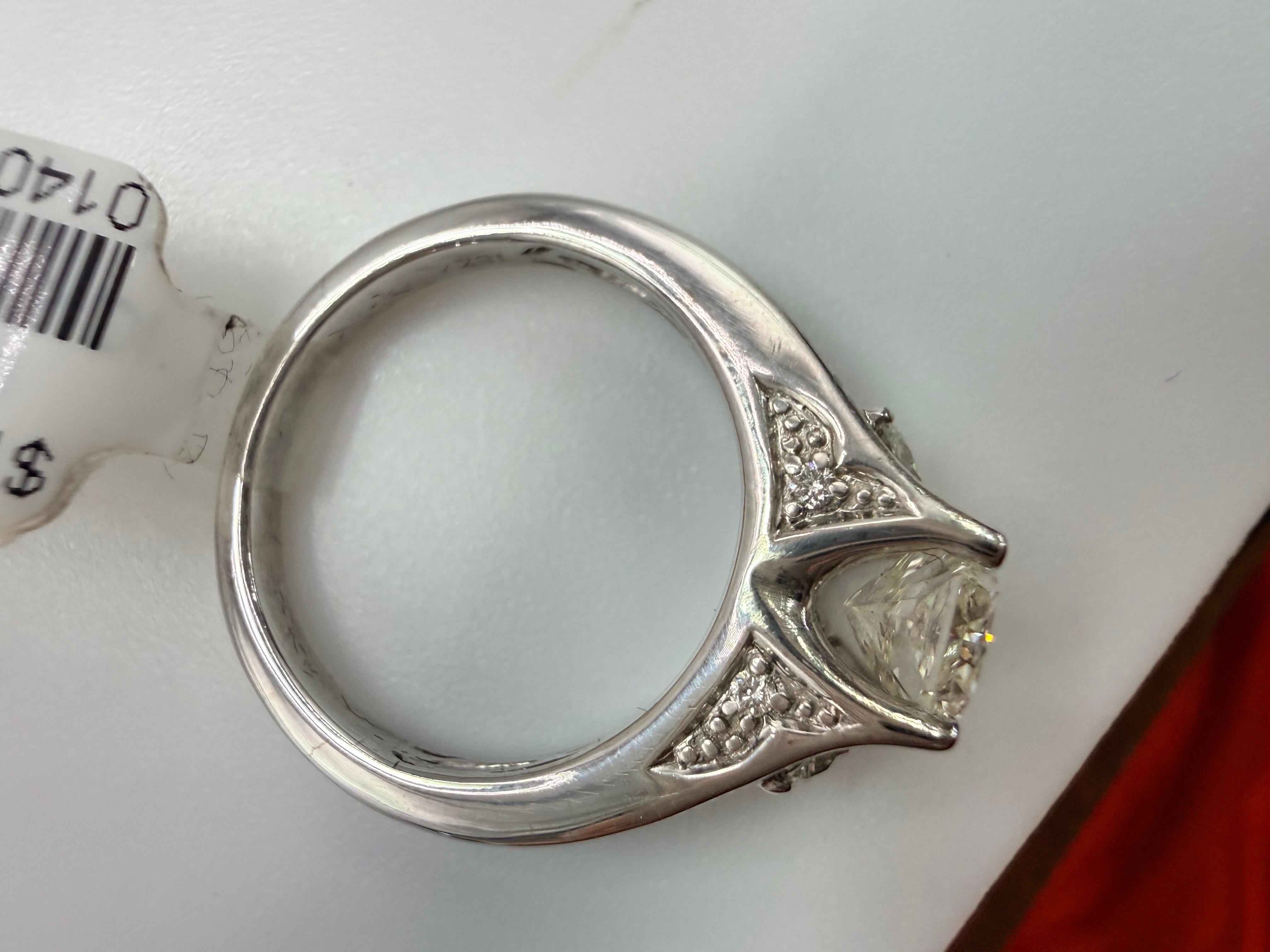 Taille carrée 1.70ct Bague de fiançailles en diamant carré Bague moderne en or 18KT en vente